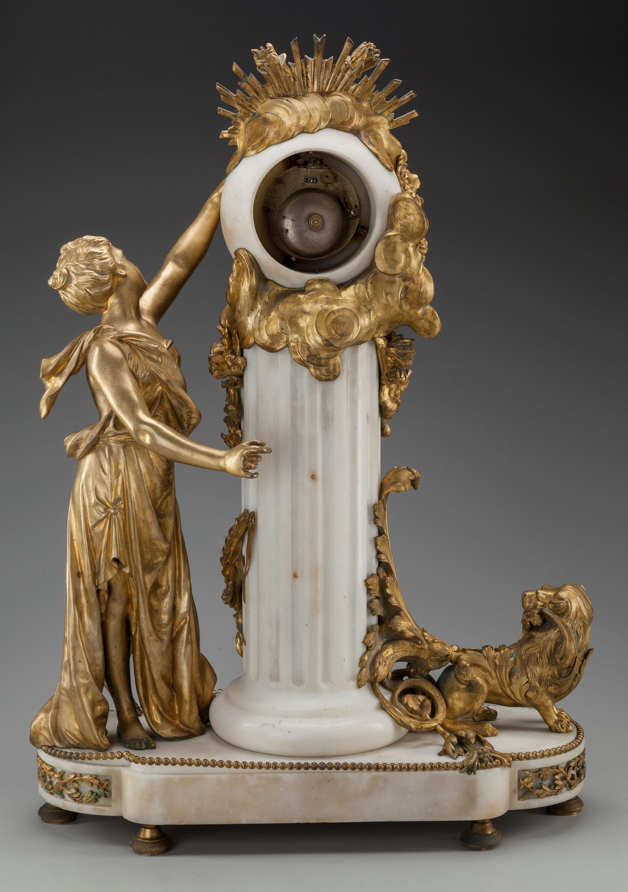 Figurale Kaminuhr aus vergoldeter Bronze und weißem Marmor im Louis-XVI.-Stil (Louis XVI.) im Angebot