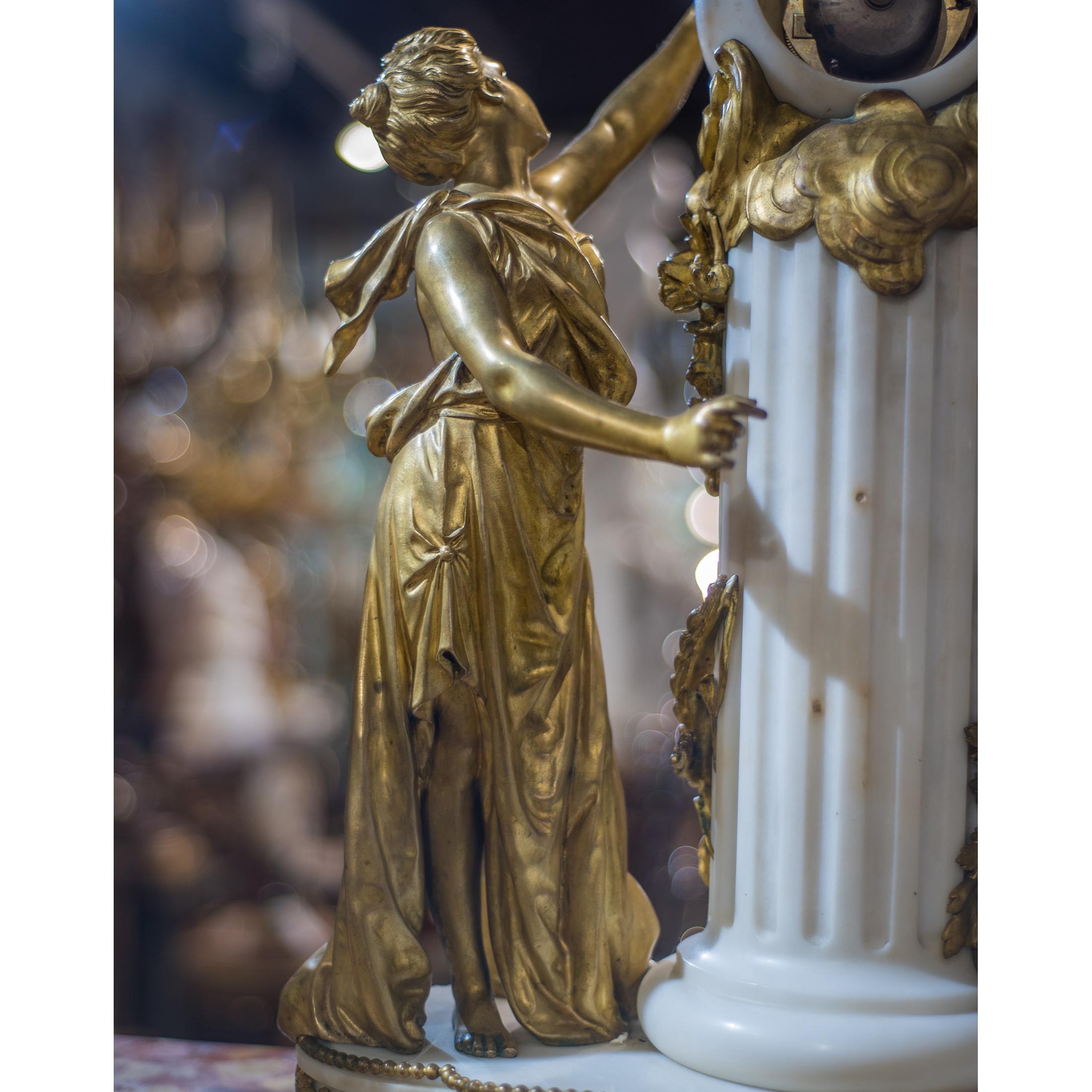 Figurale Kaminuhr aus vergoldeter Bronze und weißem Marmor im Louis-XVI.-Stil (Vergoldet) im Angebot