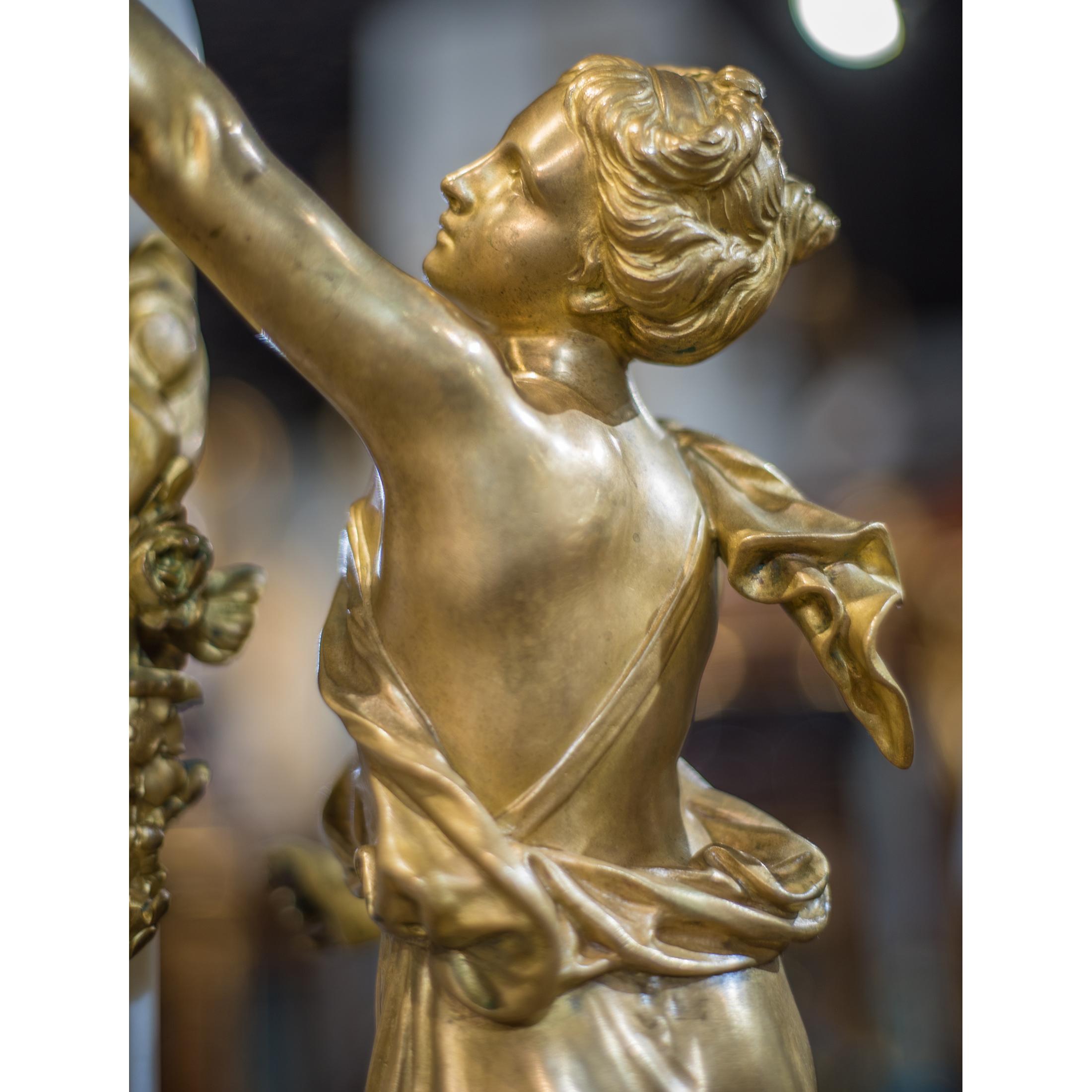 Figurale Kaminuhr aus vergoldeter Bronze und weißem Marmor im Louis-XVI.-Stil im Zustand „Gut“ im Angebot in New York, NY
