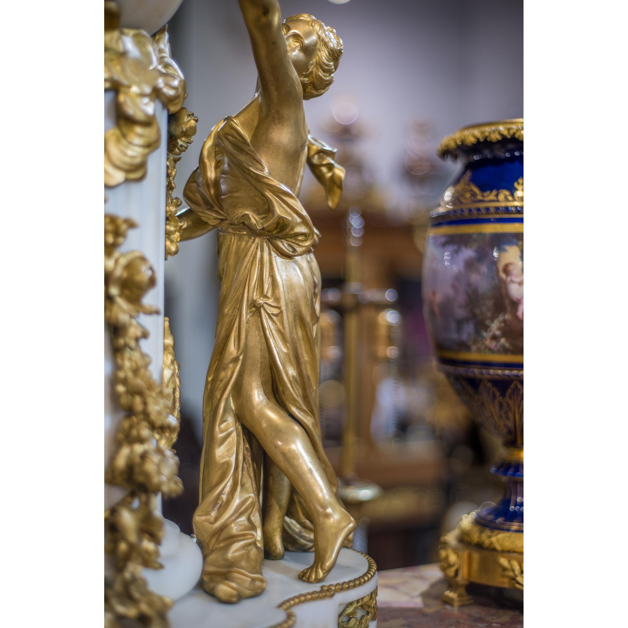 Figurale Kaminuhr aus vergoldeter Bronze und weißem Marmor im Louis-XVI.-Stil (19. Jahrhundert) im Angebot