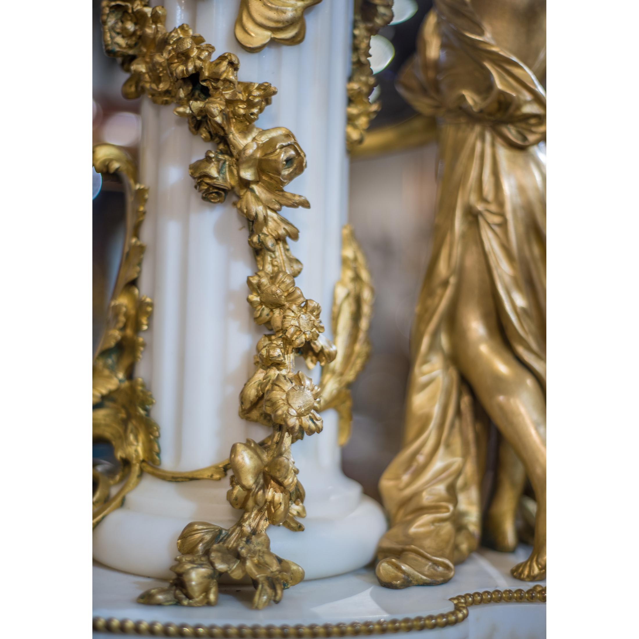 Figurale Kaminuhr aus vergoldeter Bronze und weißem Marmor im Louis-XVI.-Stil im Angebot 1