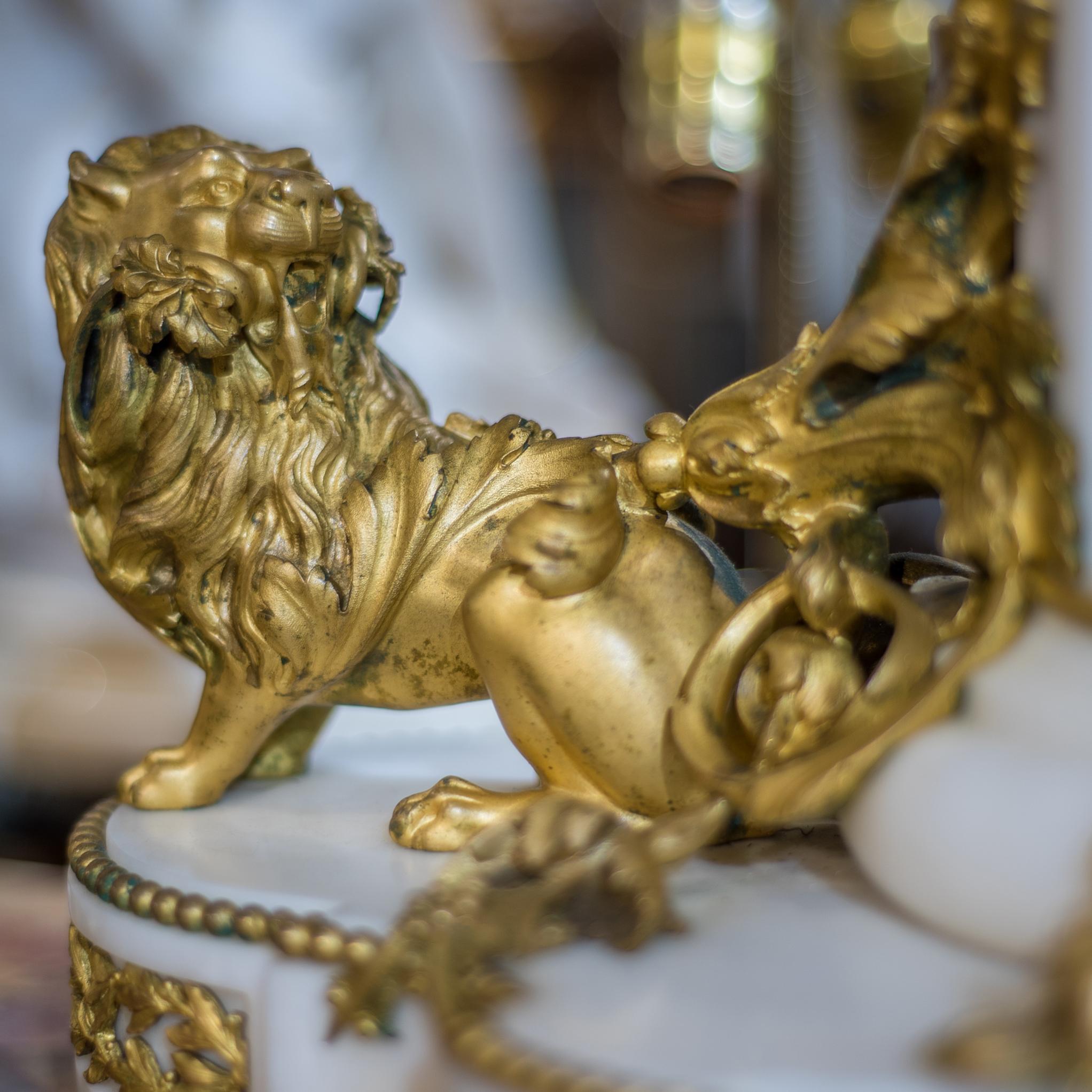 Figurale Kaminuhr aus vergoldeter Bronze und weißem Marmor im Louis-XVI.-Stil im Angebot 2