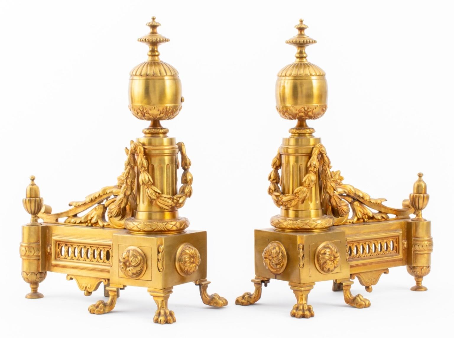 Doré Paire de chenets de style Louis XVI en bronze doré en vente