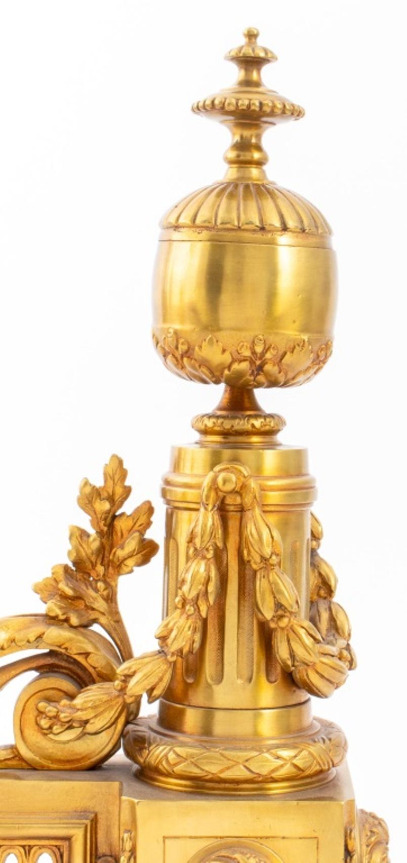 Paire de chenets de style Louis XVI en bronze doré en vente 2