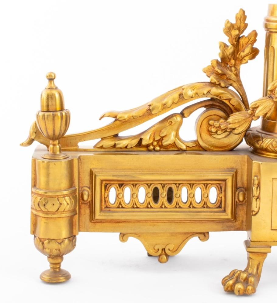 Paire de chenets de style Louis XVI en bronze doré en vente 3