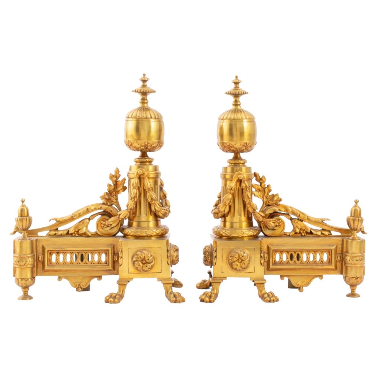 Paire de chenets de style Louis XVI en bronze doré en vente