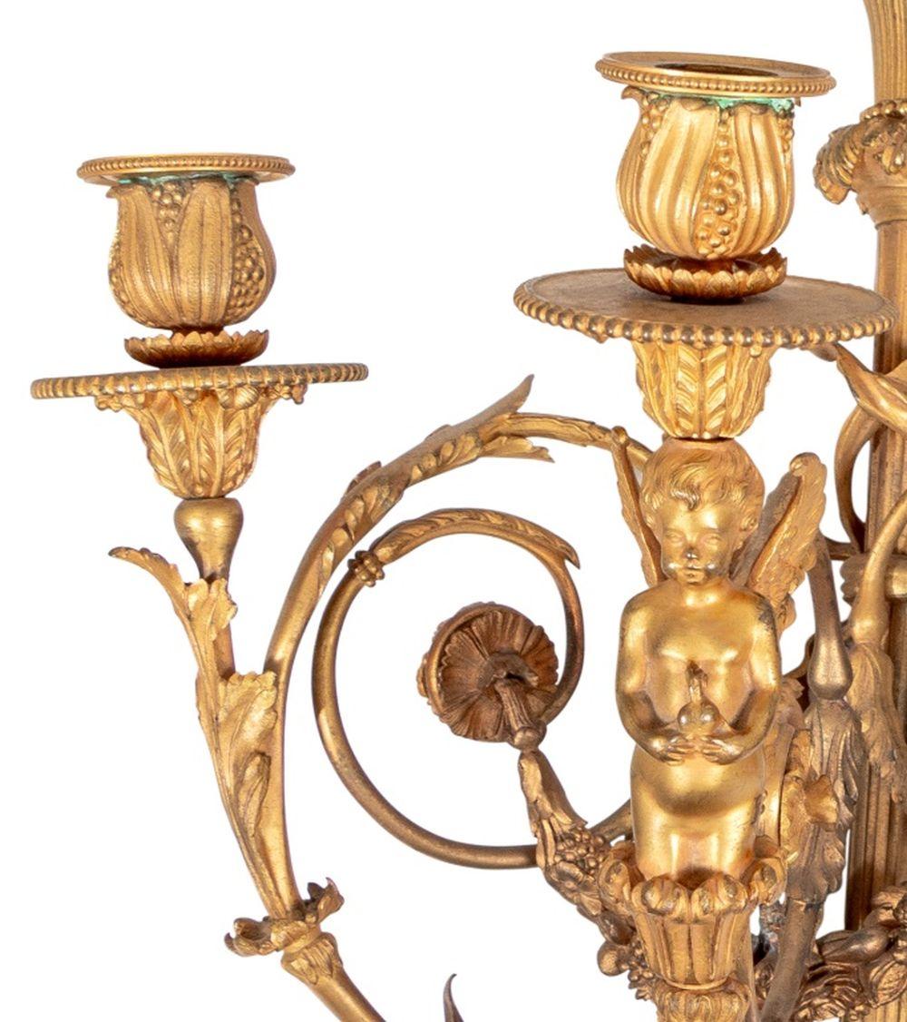 Paar vergoldete Bronze-Kerzenleuchter im Louis-XVI-Stil mit drei Zweigen, spätes 19. Jahrhundert, jeweils mit gerollten Zweigen, Blumenbändern und Bändern, die von einer Flambeaux und nistenden Vögeln ausgehen. 20