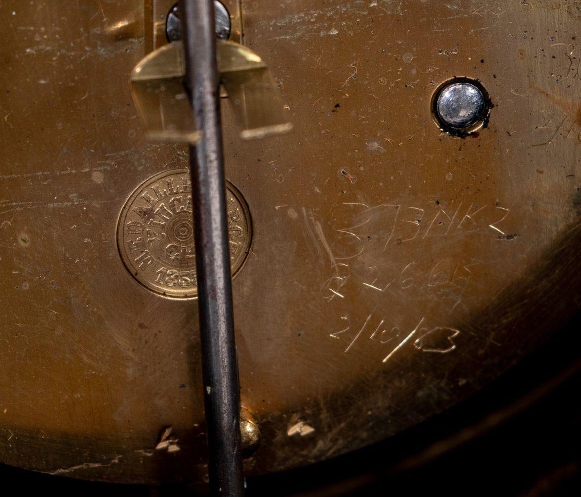 Orologio a cartello in bronzo dorato in stile Luigi XVI In condizioni buone in vendita a Astoria, NY