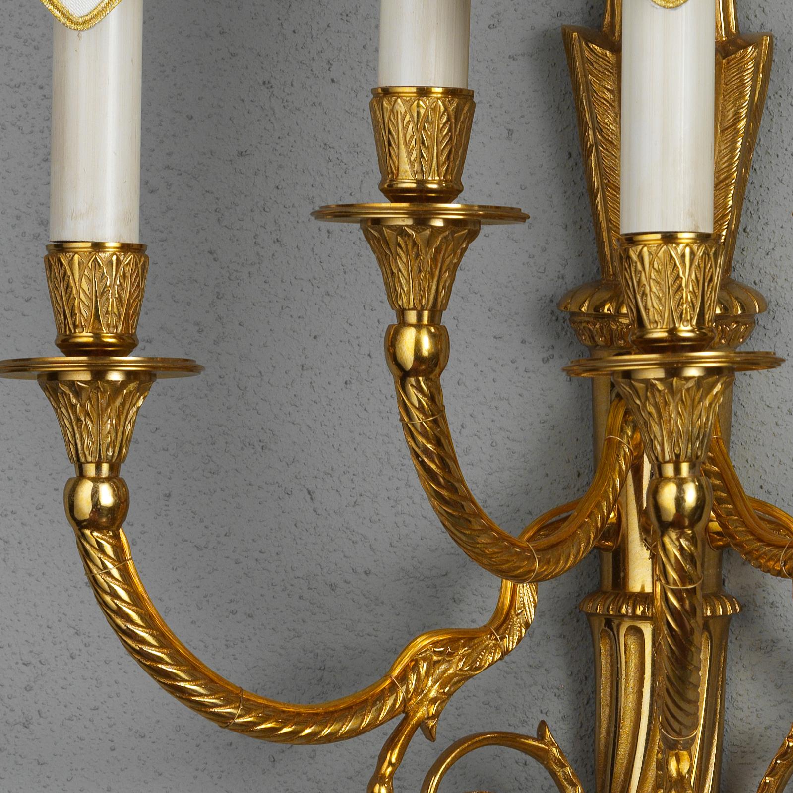 Diese elegante fünfflammige Wandleuchte im Louis-XVI-Stil von Gherardo Degli Albizzi zeichnet sich durch viele hochwertige, handgemeißelte Details aus. Oben befindet sich eine Quaste, ein typisches Element aus der Zeit Ludwigs XVI., und unten ein