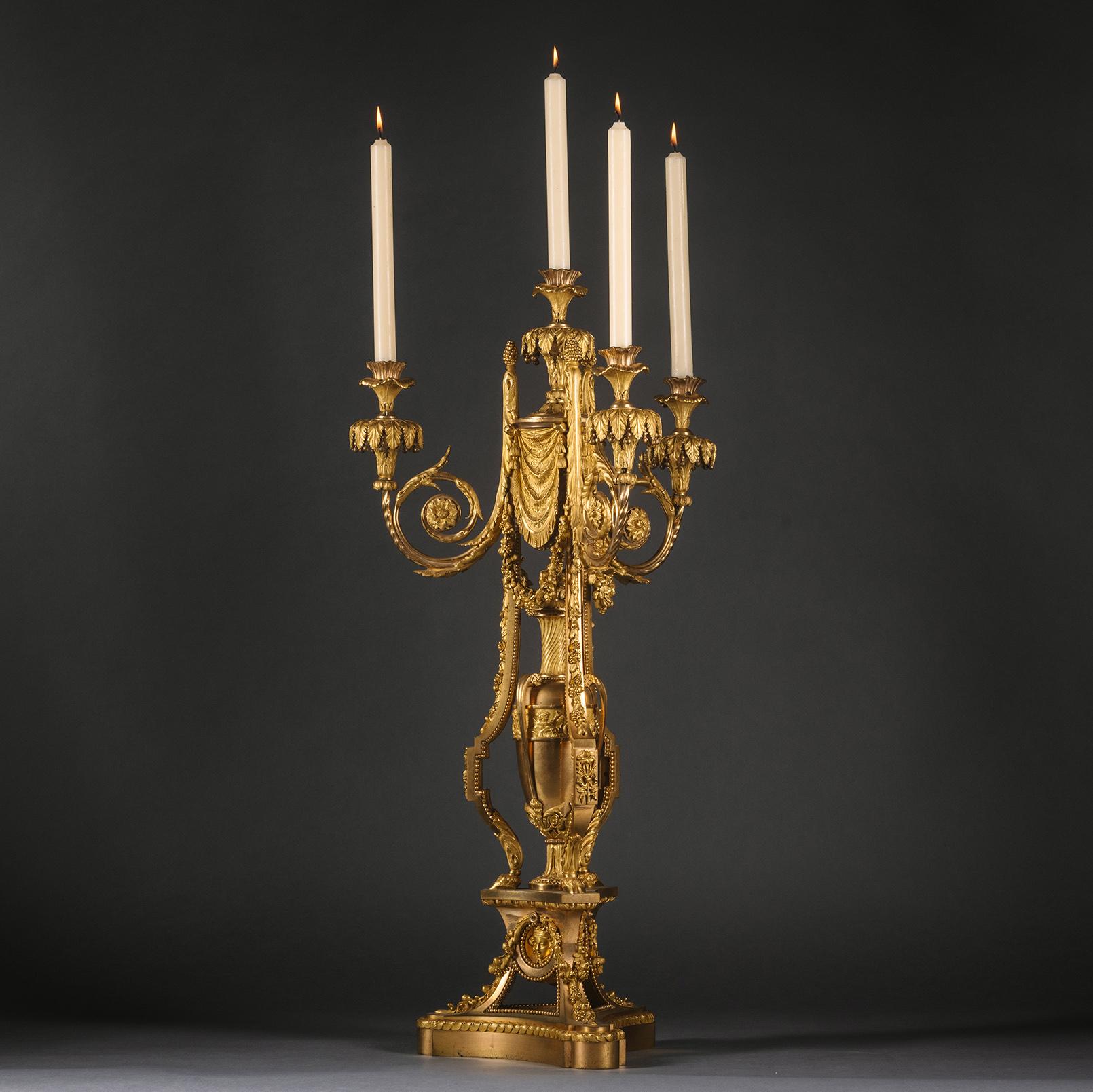 Kandelaber aus vergoldeter Bronze im Louis-XVI.-Stil mit vier Leuchten (Louis XVI.) im Angebot