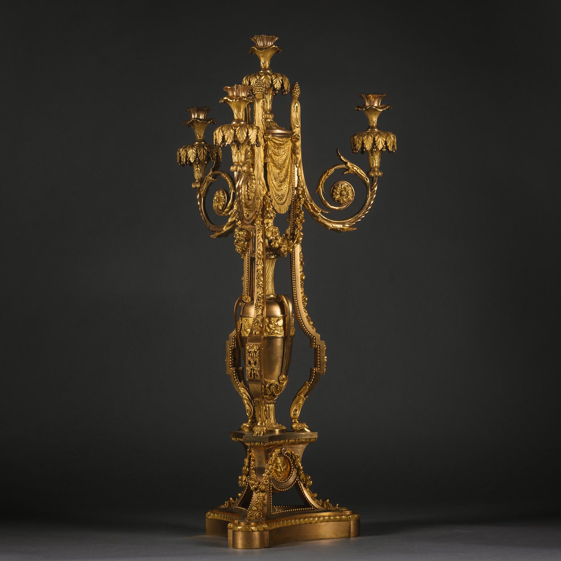 Doré Candélabre à quatre lumières de style Louis XVI en bronze doré en vente