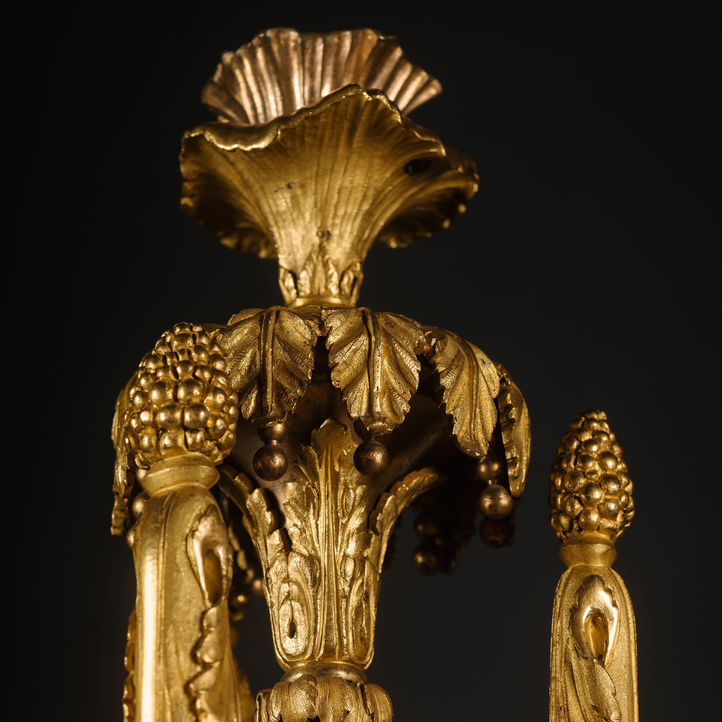 Candélabre à quatre lumières de style Louis XVI en bronze doré Bon état - En vente à Brighton, West Sussex