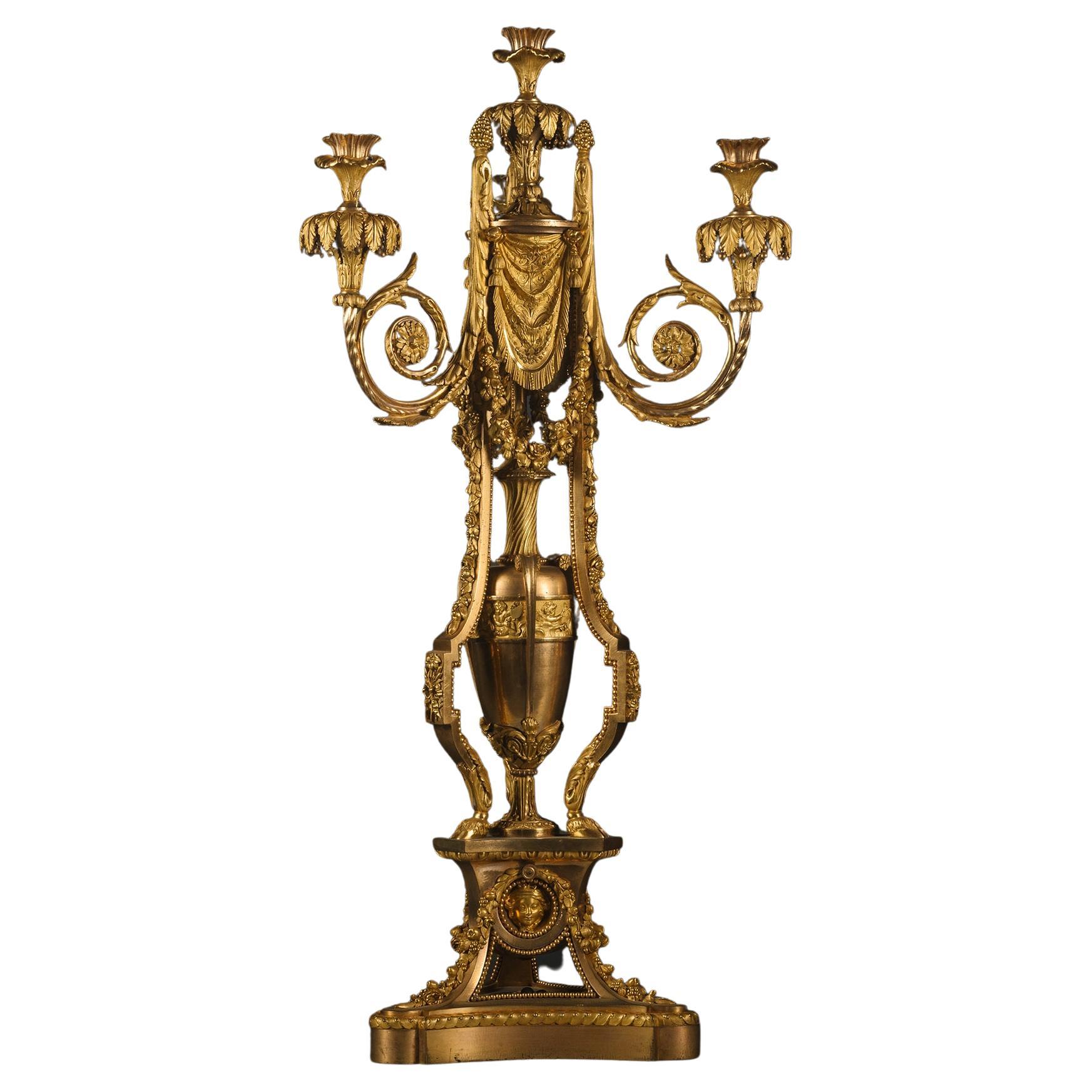 Candélabre à quatre lumières de style Louis XVI en bronze doré