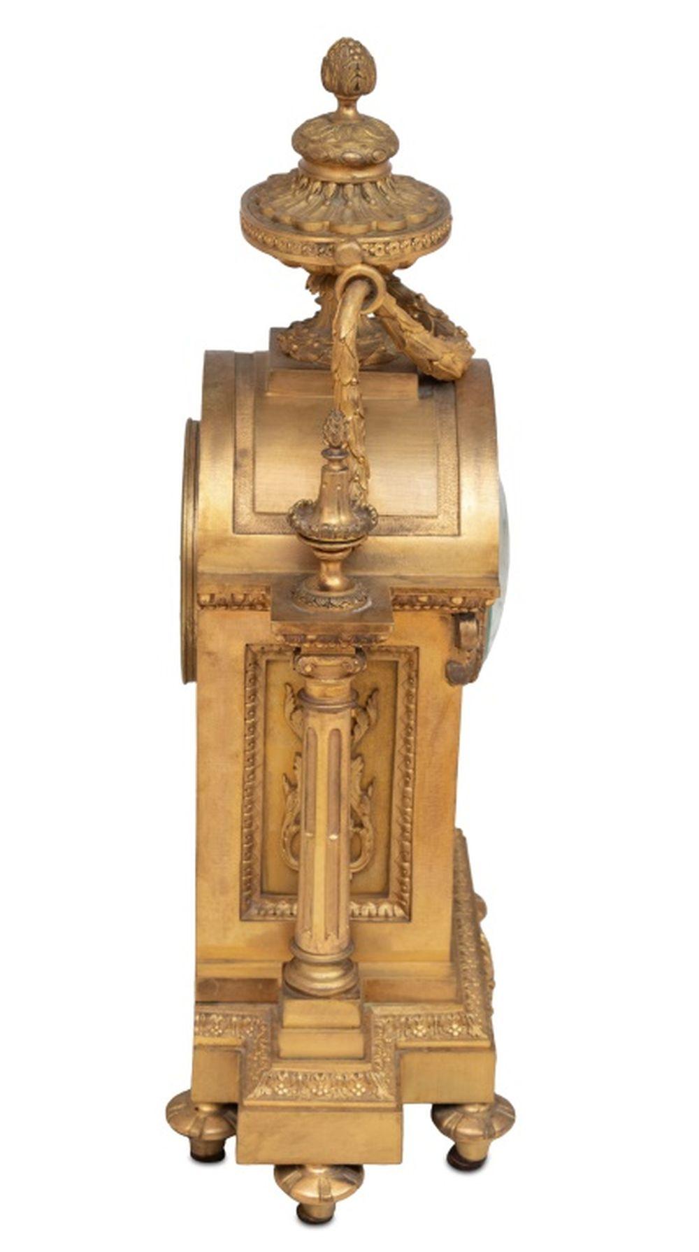 Francese Orologio da camino in bronzo dorato in stile Luigi XVI in vendita