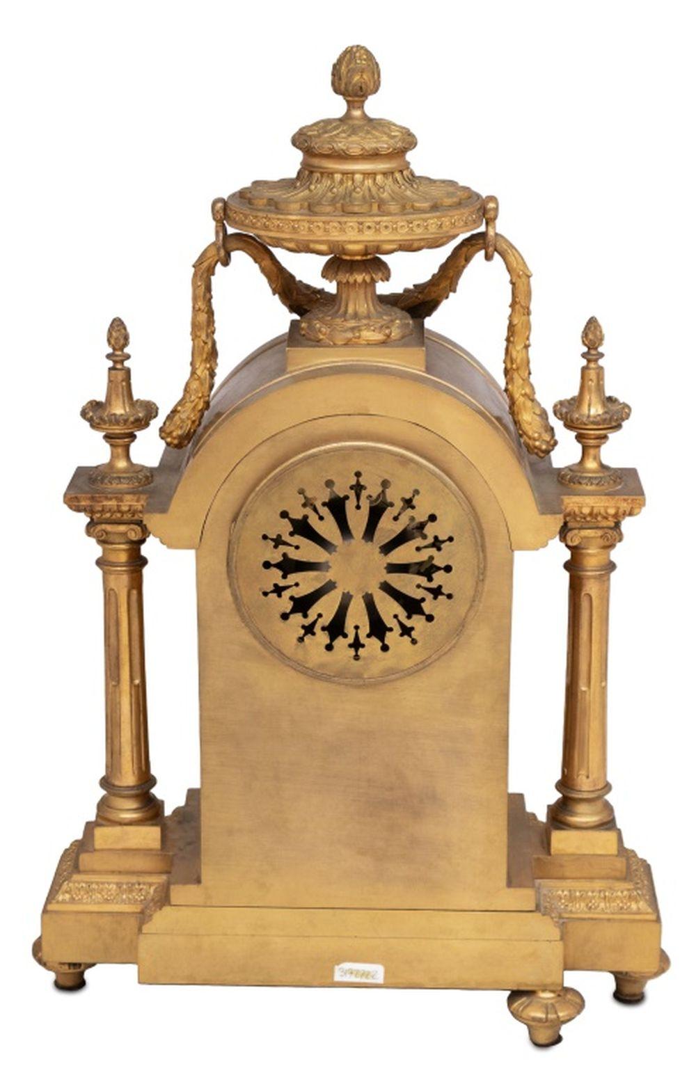 Dorato Orologio da camino in bronzo dorato in stile Luigi XVI in vendita
