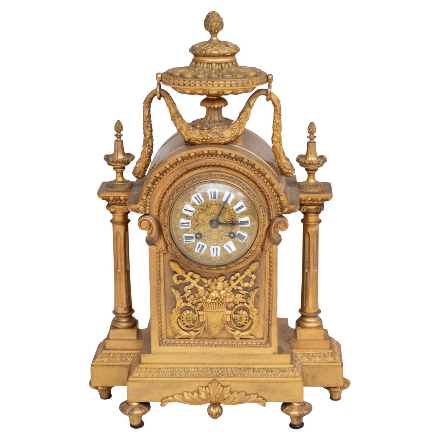 Orologio da camino in bronzo dorato in stile Luigi XVI in vendita