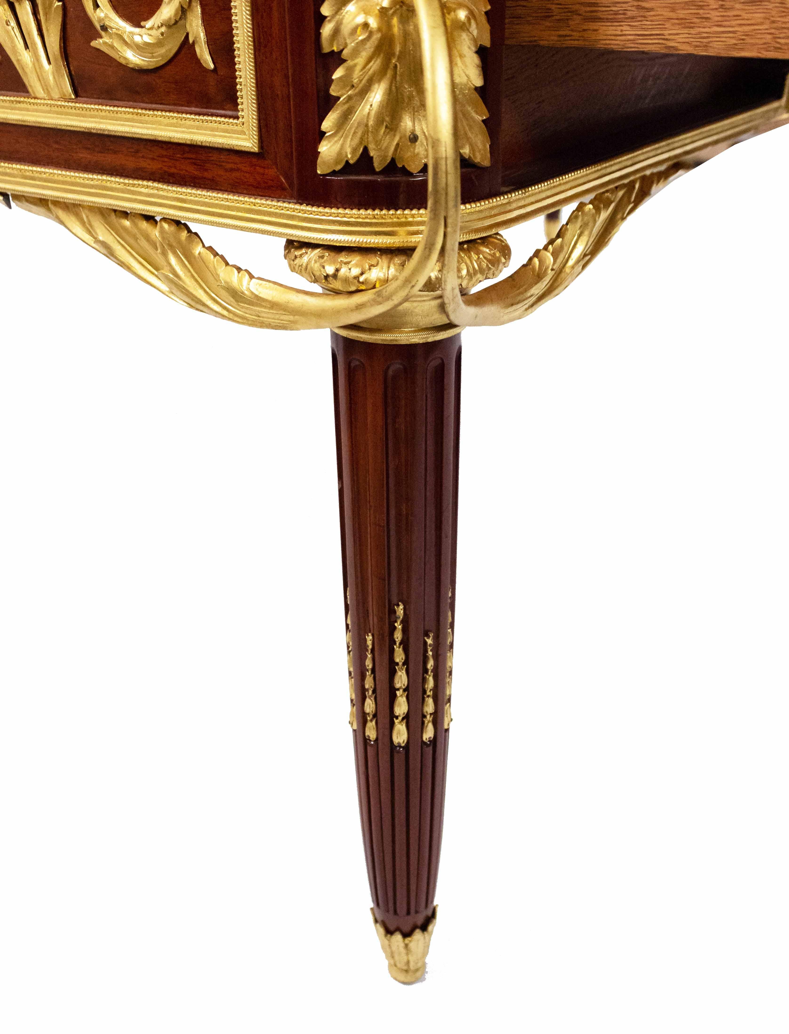 Bureau plat de style Louis XVI monté sur bronze doré en vente 4