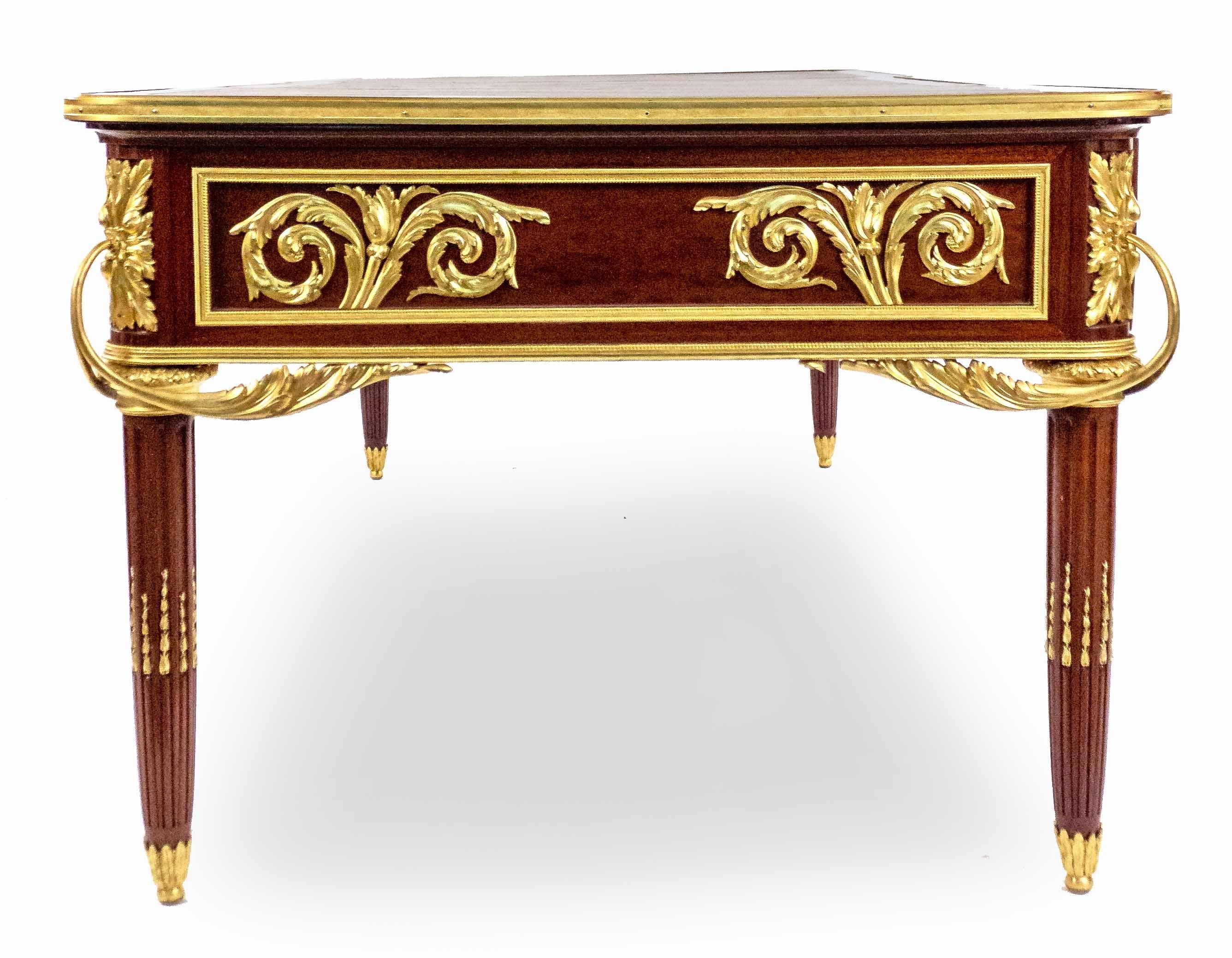 Doré Bureau plat de style Louis XVI monté sur bronze doré en vente