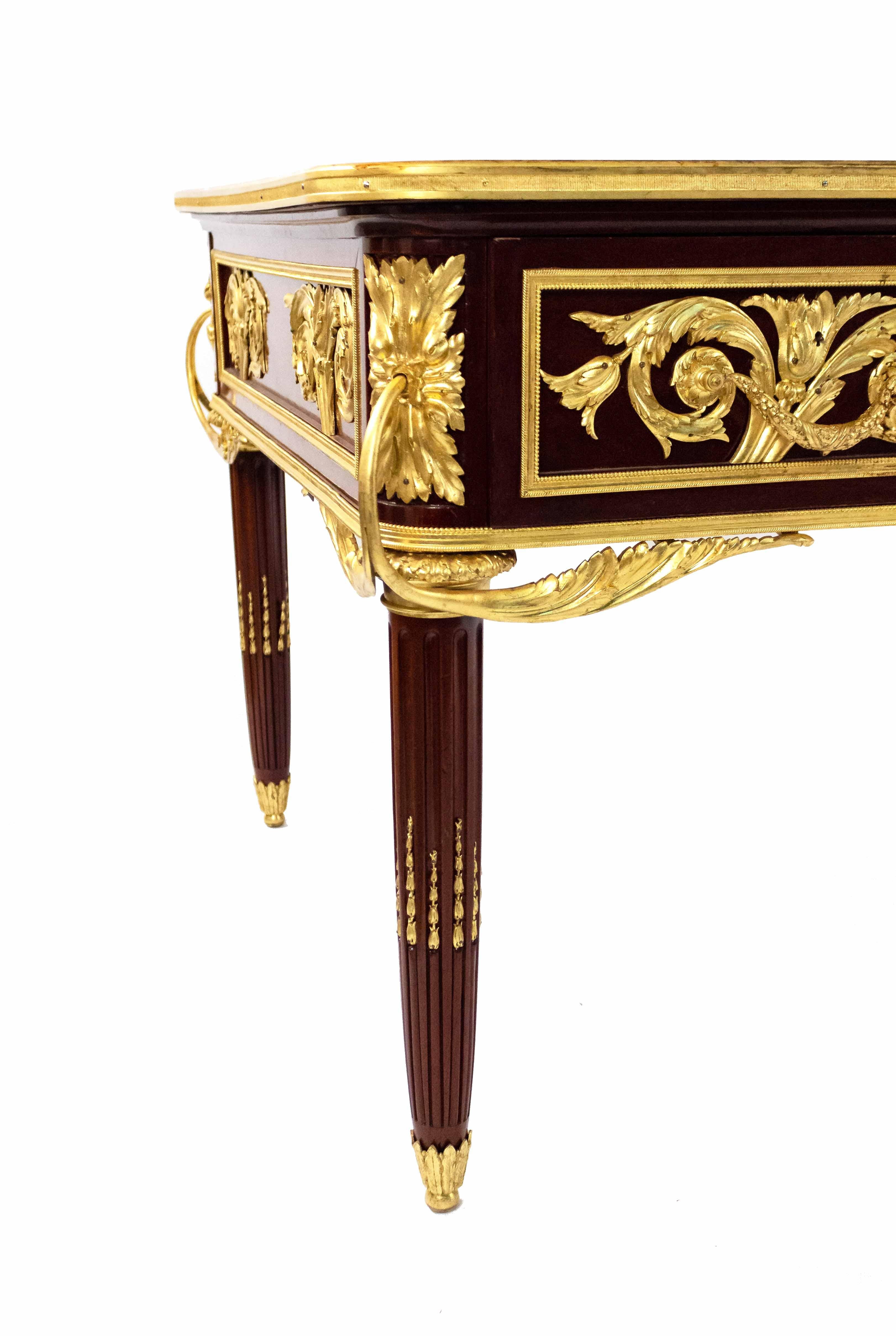 Bureau plat de style Louis XVI monté sur bronze doré Bon état - En vente à New York, NY