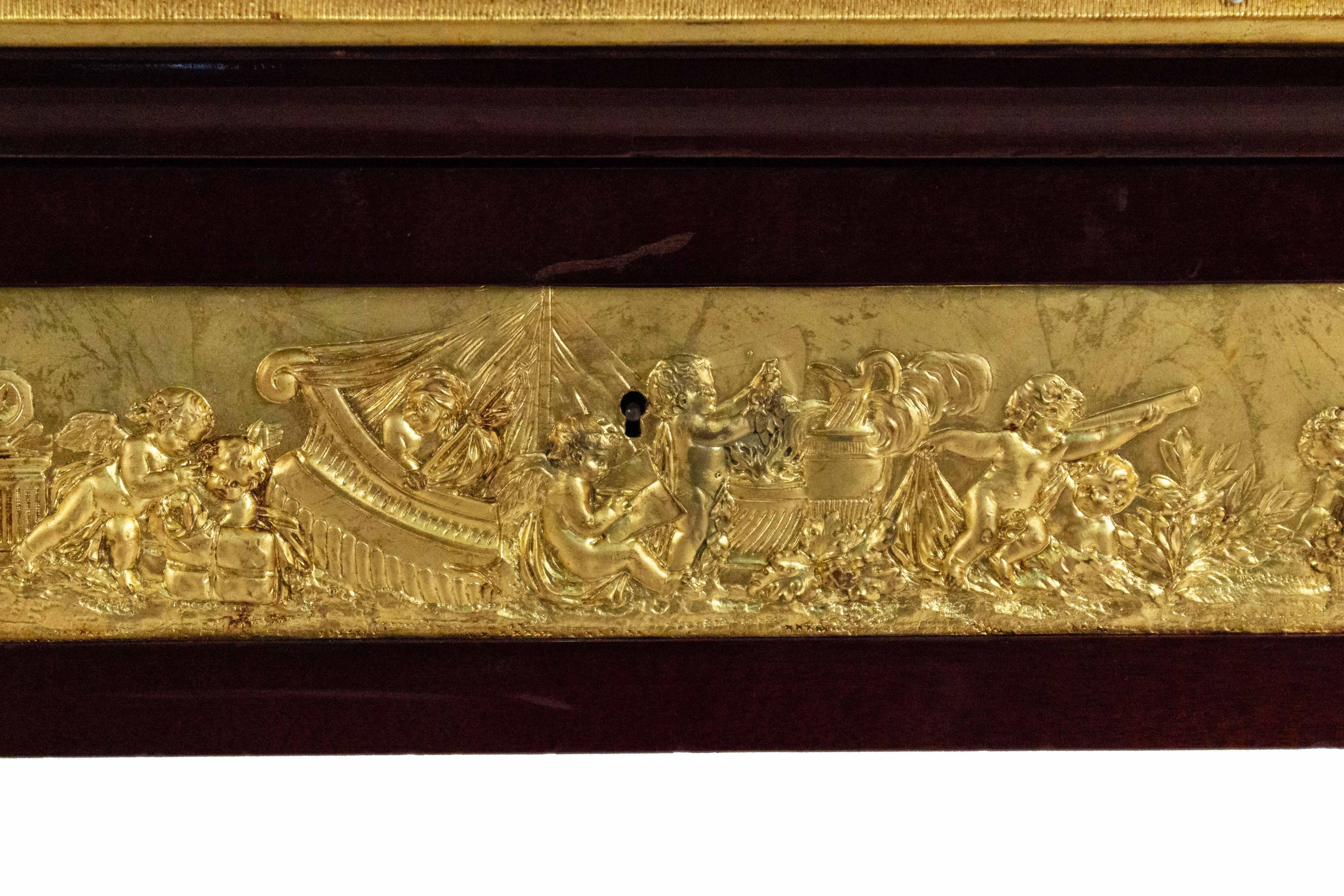 Bois Bureau plat de style Louis XVI monté sur bronze doré en vente