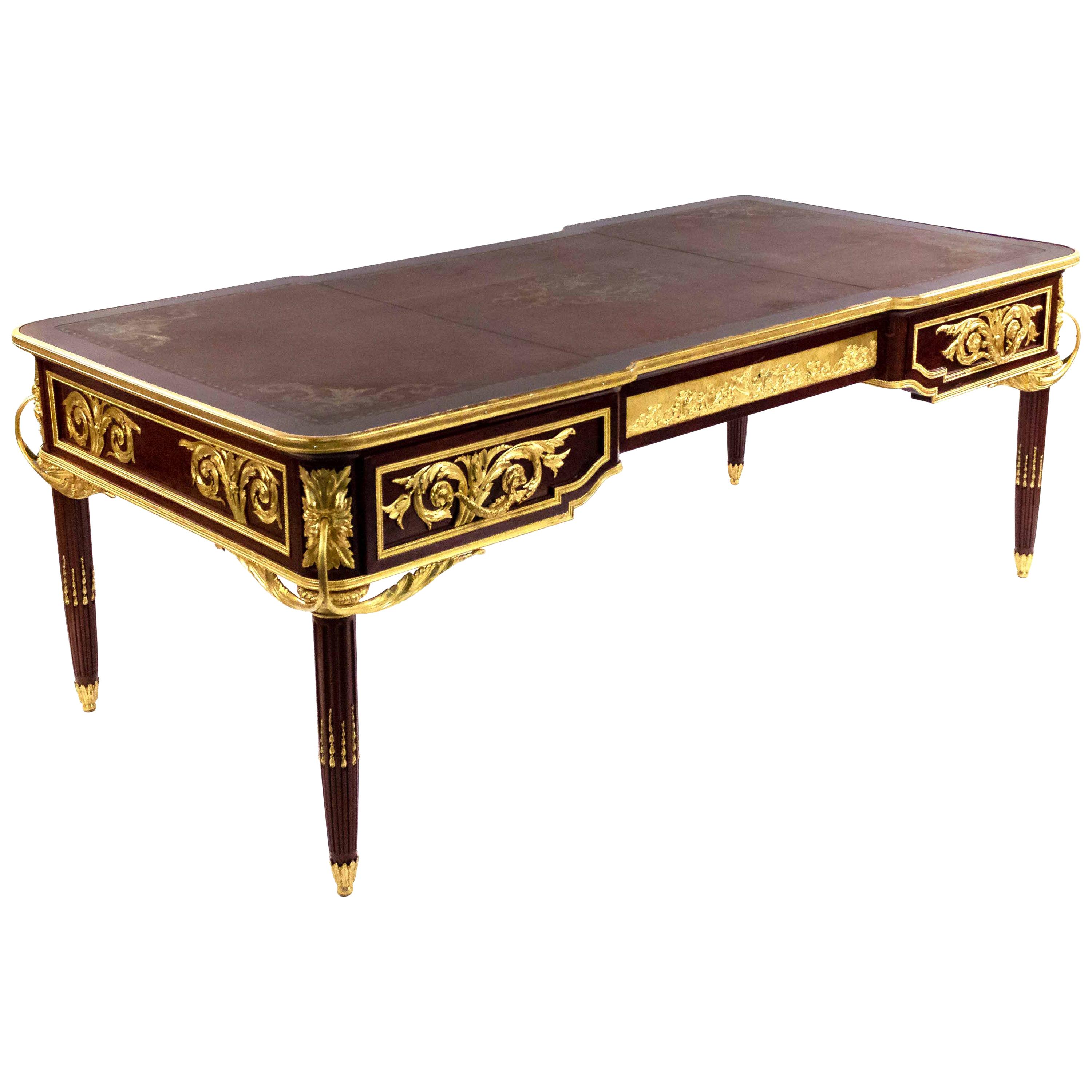 Bureau plat de style Louis XVI monté sur bronze doré