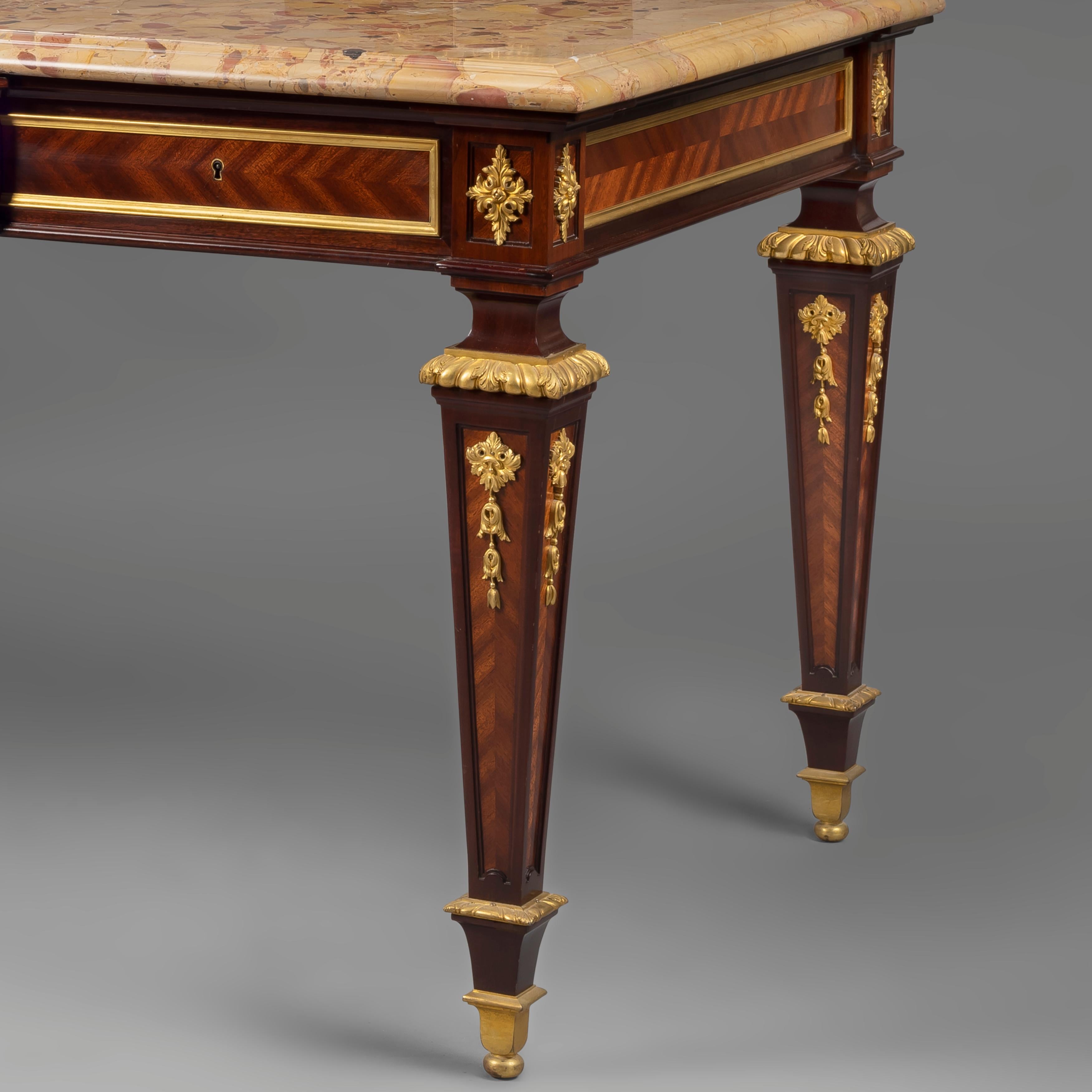 Louis XVI-Stil vergoldet-bronziert montiert Bureau Plat (Französisch) im Angebot