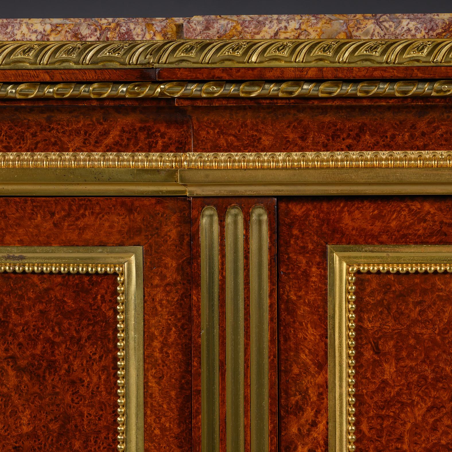 Armario Montado en Bronce Dorado Estilo Luis XVI, De Escalier de Cristal, París en venta 2