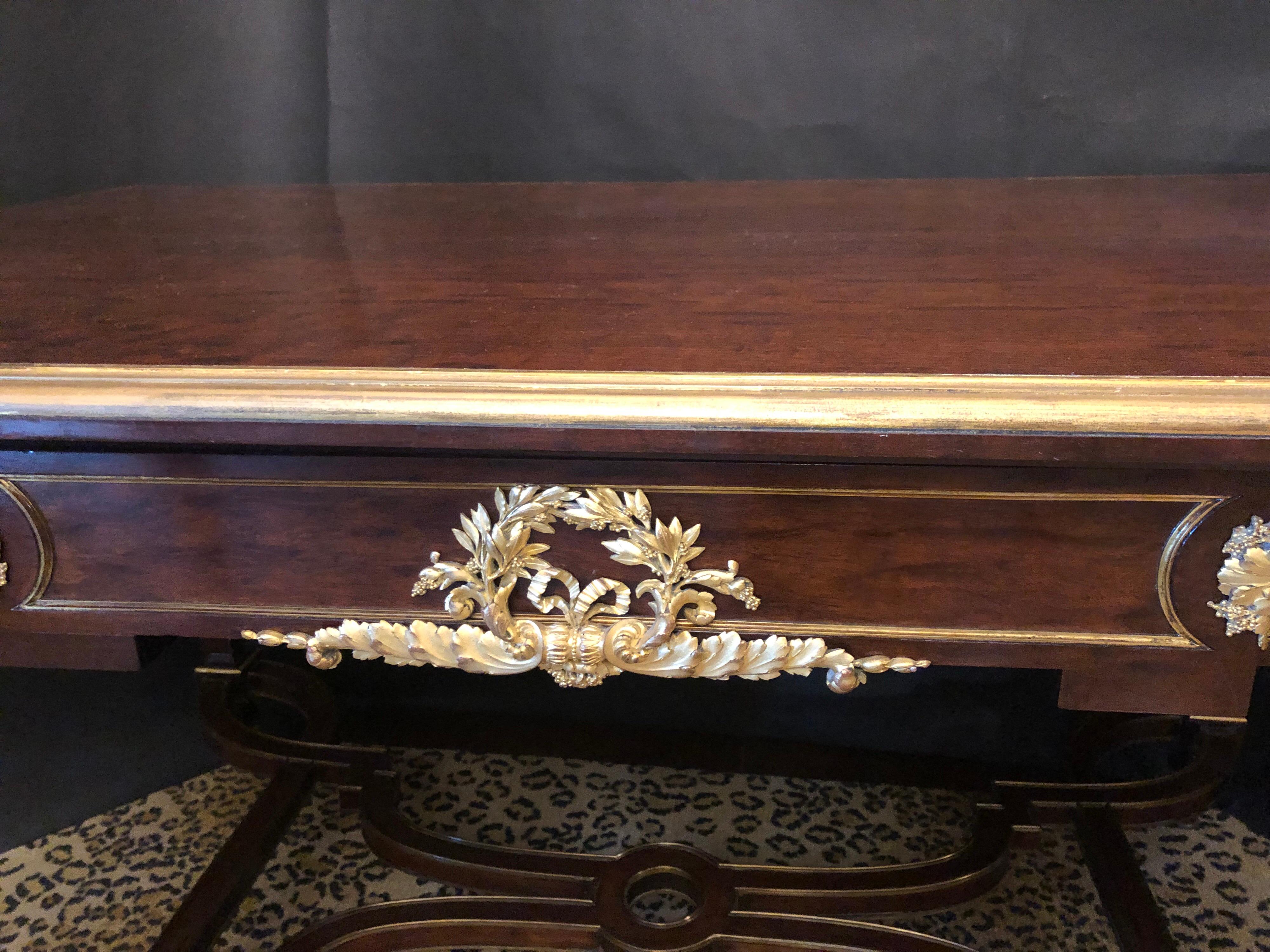 Vergoldeter Bronzetisch im Stil Louis XVI von Paul Sormani
Die rechteckige Platte über einer Fries-Schublade, auf quadratischen, sich verjüngenden Beinen auf gedrechselten Füßen, die durch geformte Streben verbunden sind, angebracht, Plakette an