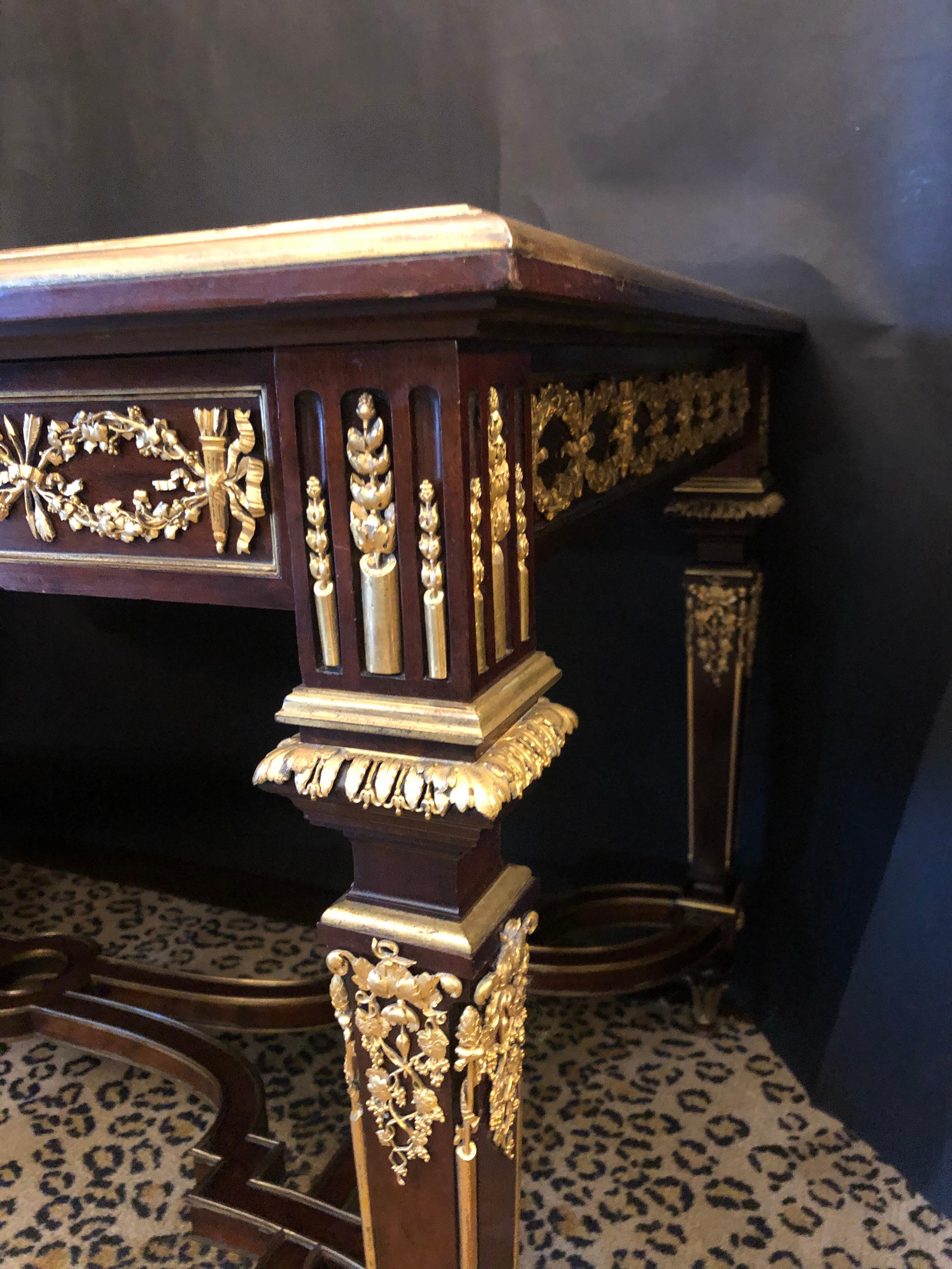 Vergoldeter Bronze-Mitteltisch im Louis-XVI.-Stil von Paul Sormani im Angebot 1