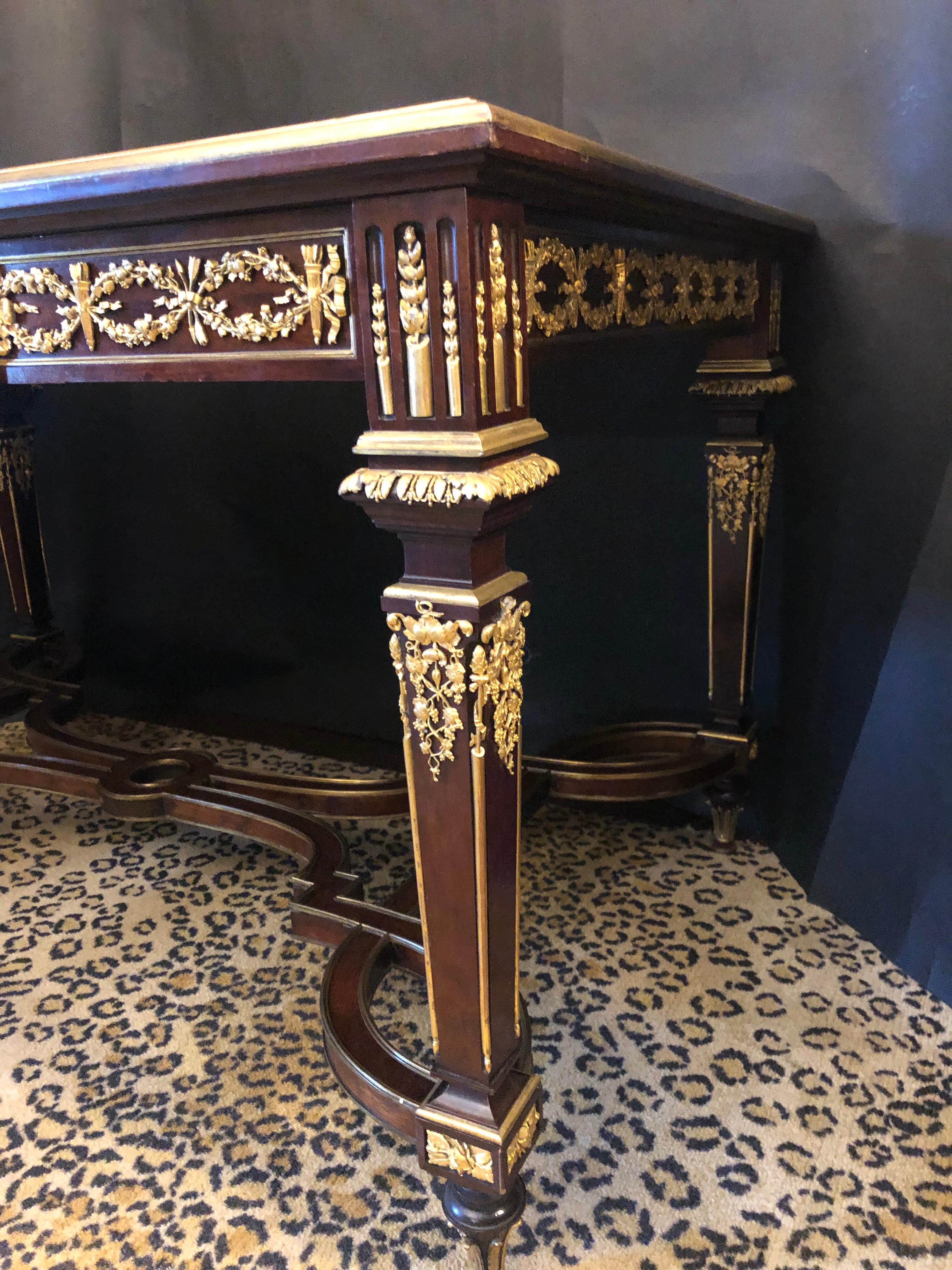 Vergoldeter Bronze-Mitteltisch im Louis-XVI.-Stil von Paul Sormani im Angebot 3