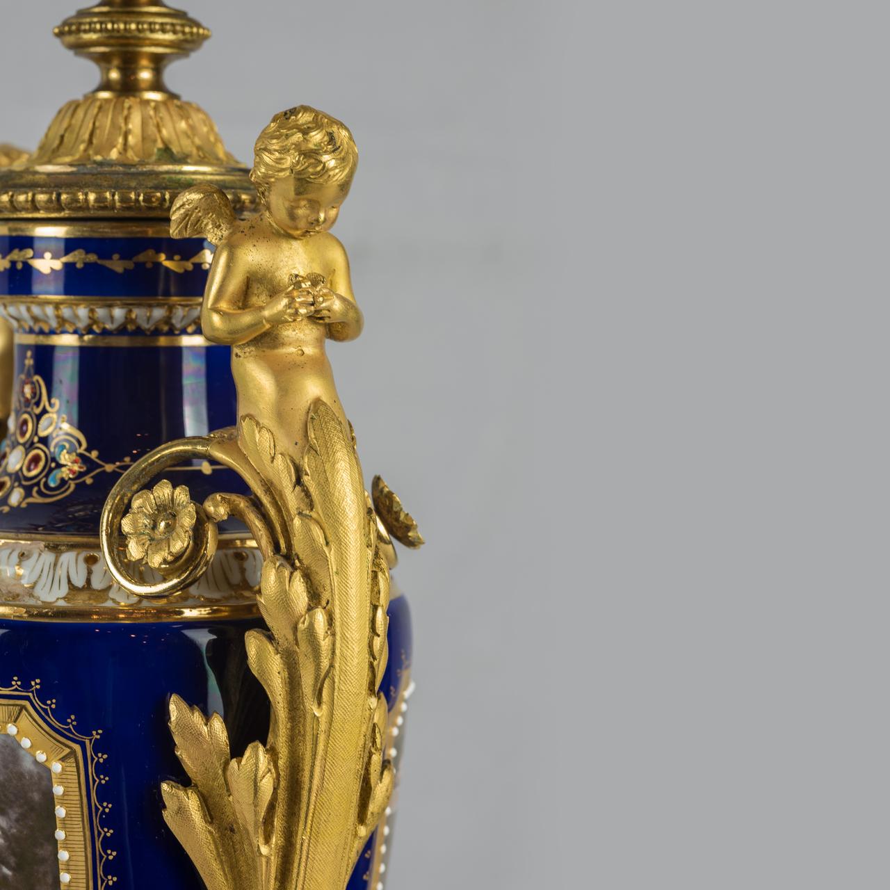 Français Candélabres à cinq lumières de style Louis XVI en porcelaine bleu cobalt montés sur bronze doré en vente