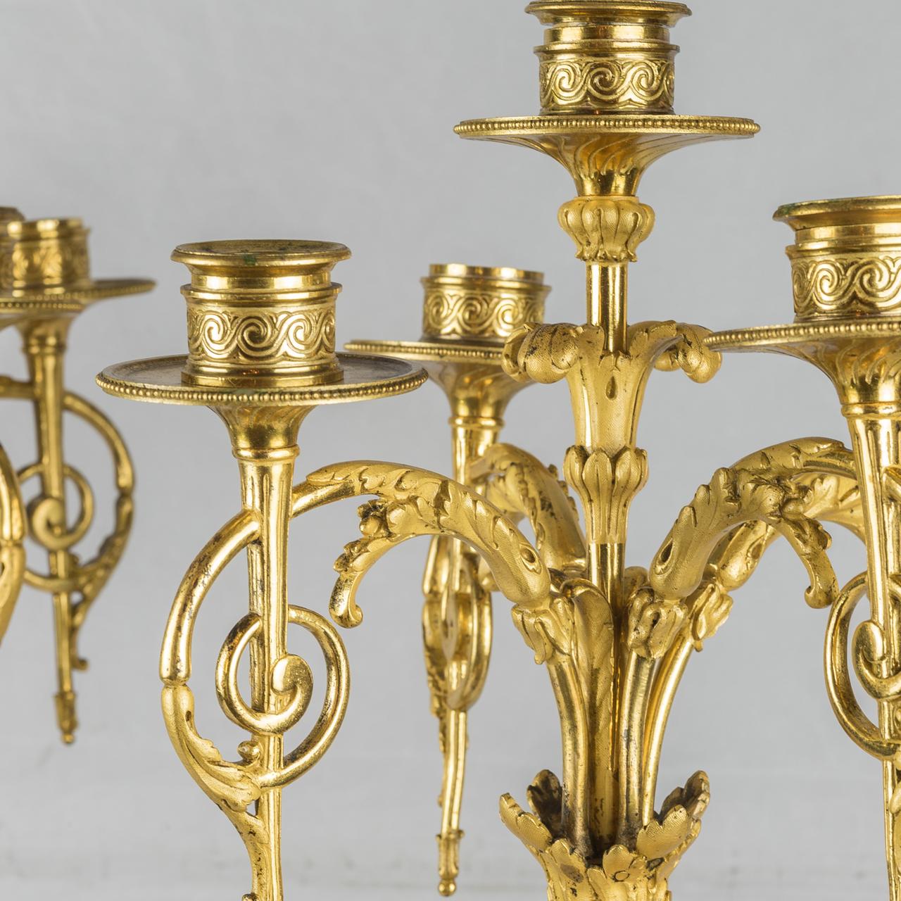 Doré Candélabres à cinq lumières de style Louis XVI en porcelaine bleu cobalt montés sur bronze doré en vente