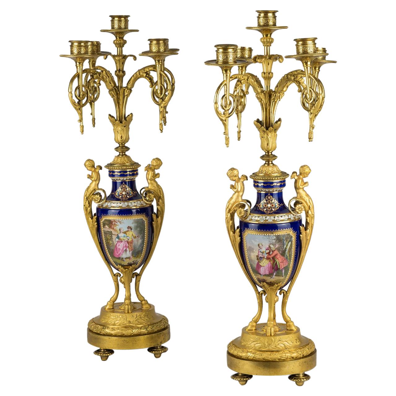 Candélabres à cinq lumières de style Louis XVI en porcelaine bleu cobalt montés sur bronze doré en vente