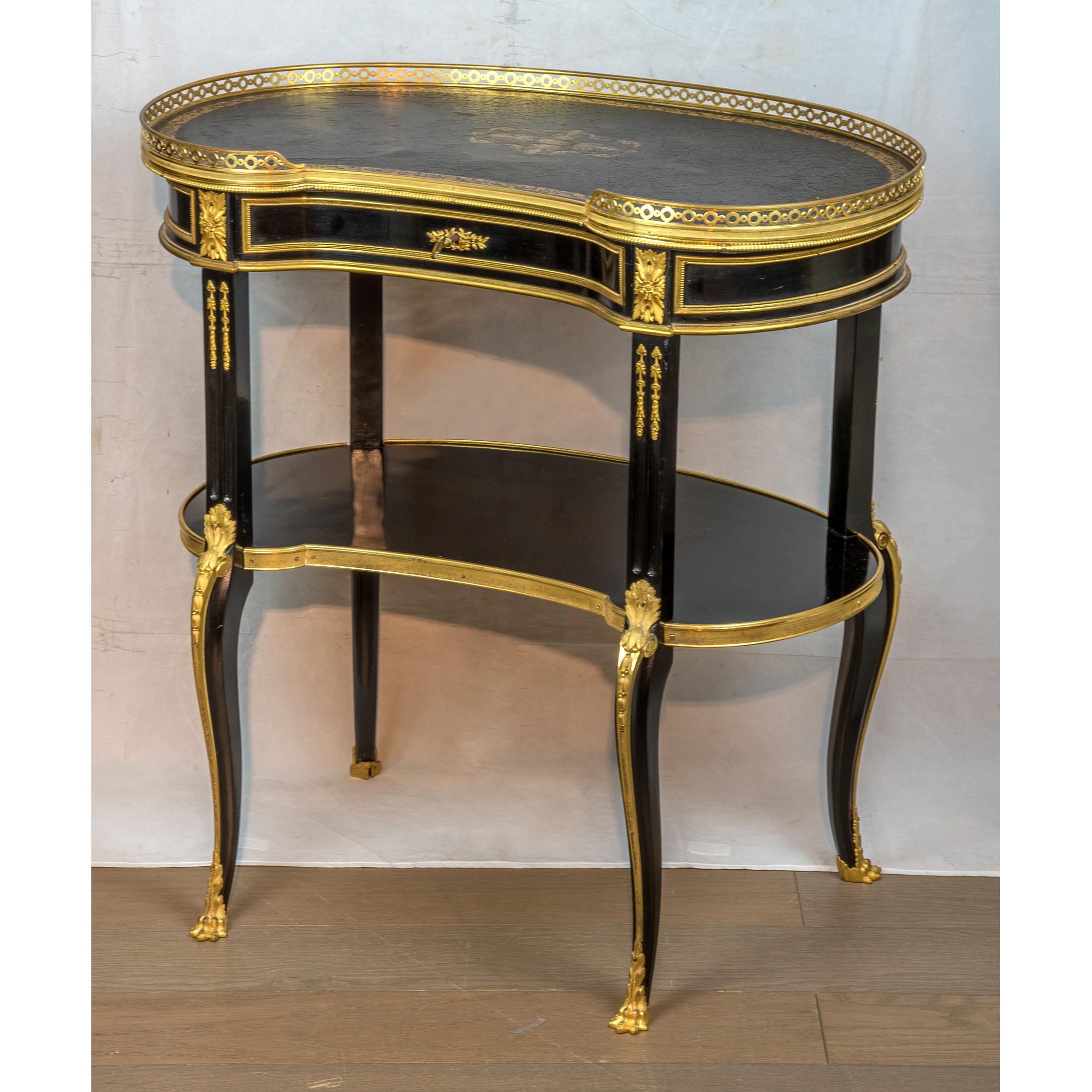 Schreibtisch im Louis-XVI-Stil aus vergoldeter Bronze mit ebonisierter Fassung (Louis XVI.) im Angebot