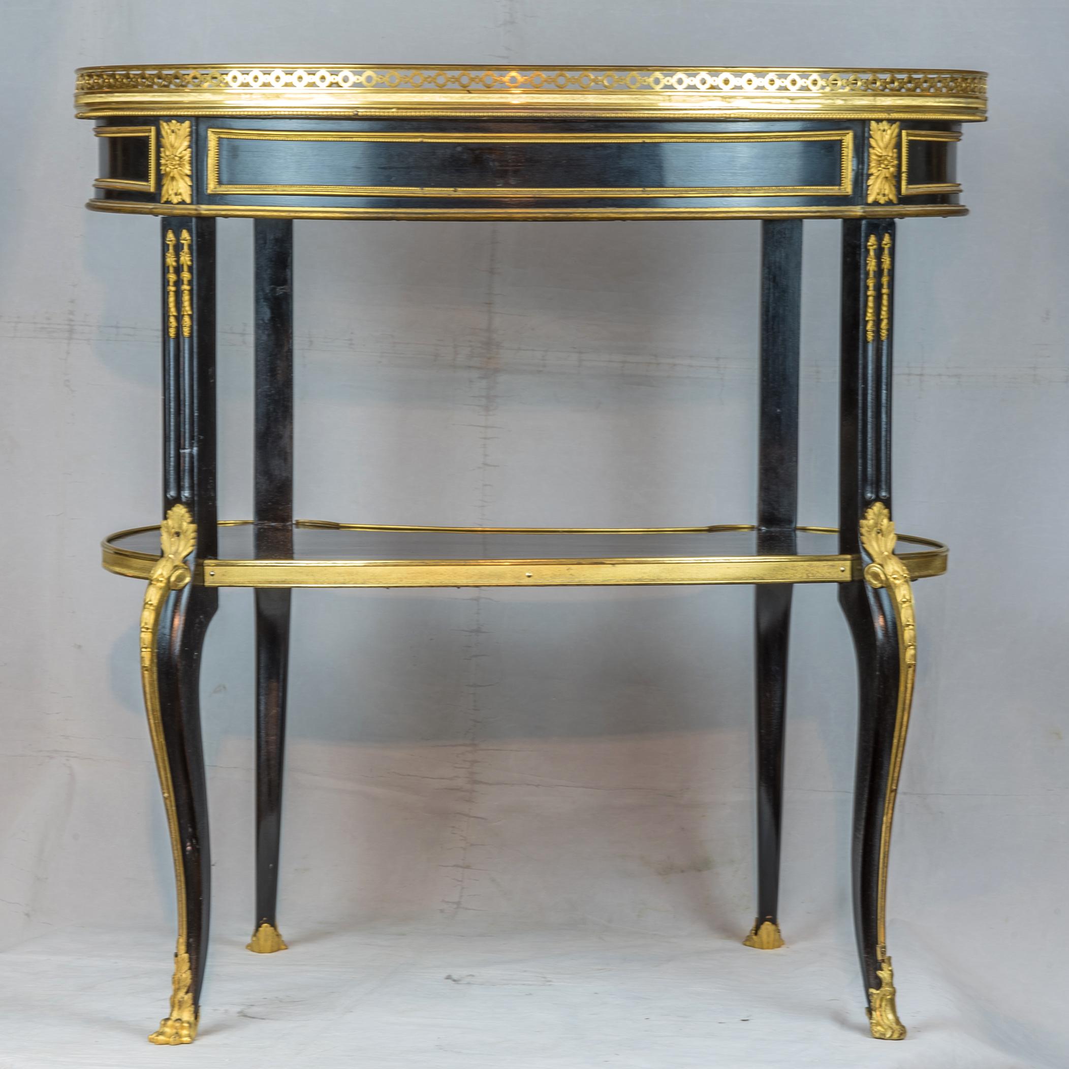 Schreibtisch im Louis-XVI-Stil aus vergoldeter Bronze mit ebonisierter Fassung (Französisch) im Angebot