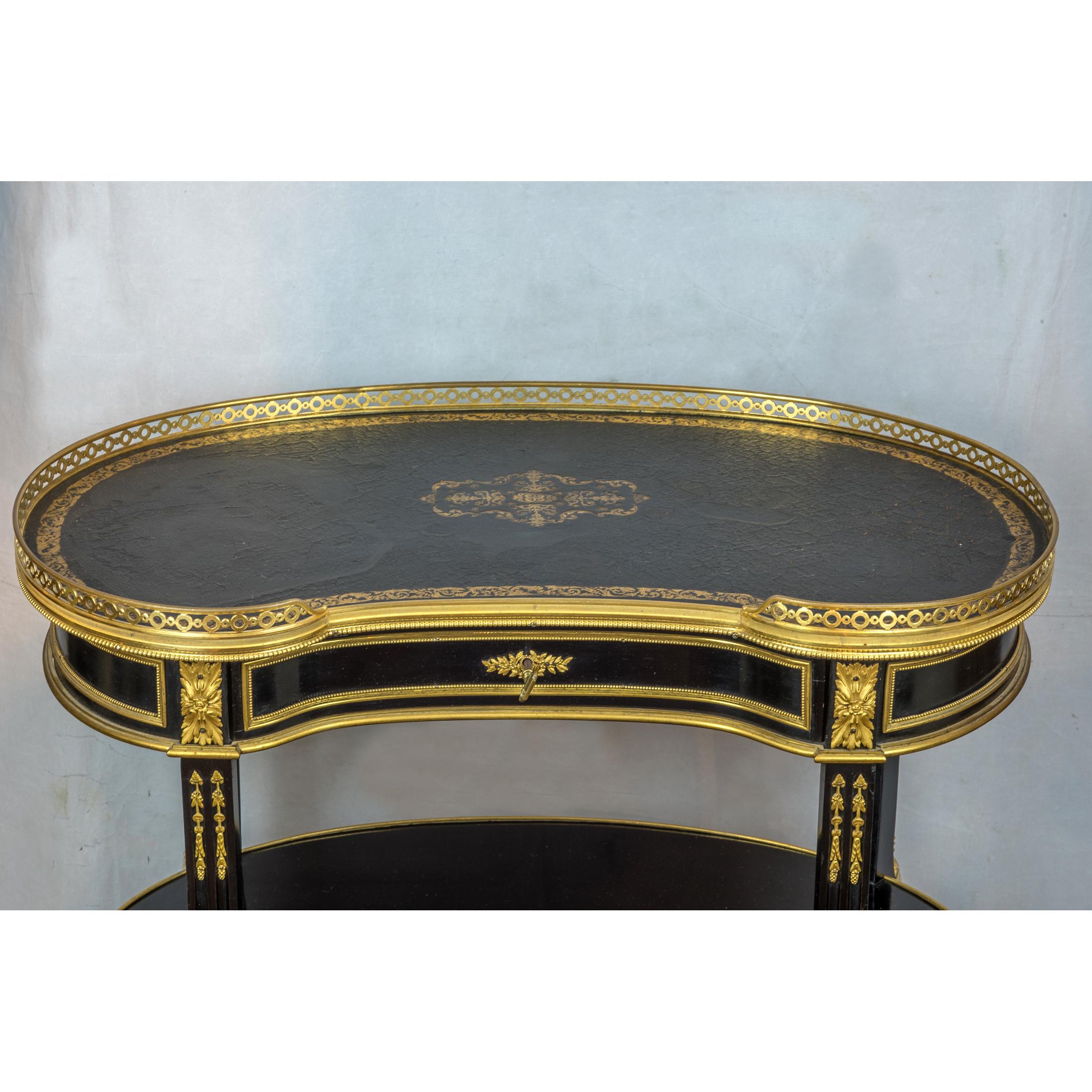 Schreibtisch im Louis-XVI-Stil aus vergoldeter Bronze mit ebonisierter Fassung (Ebonisiert) im Angebot
