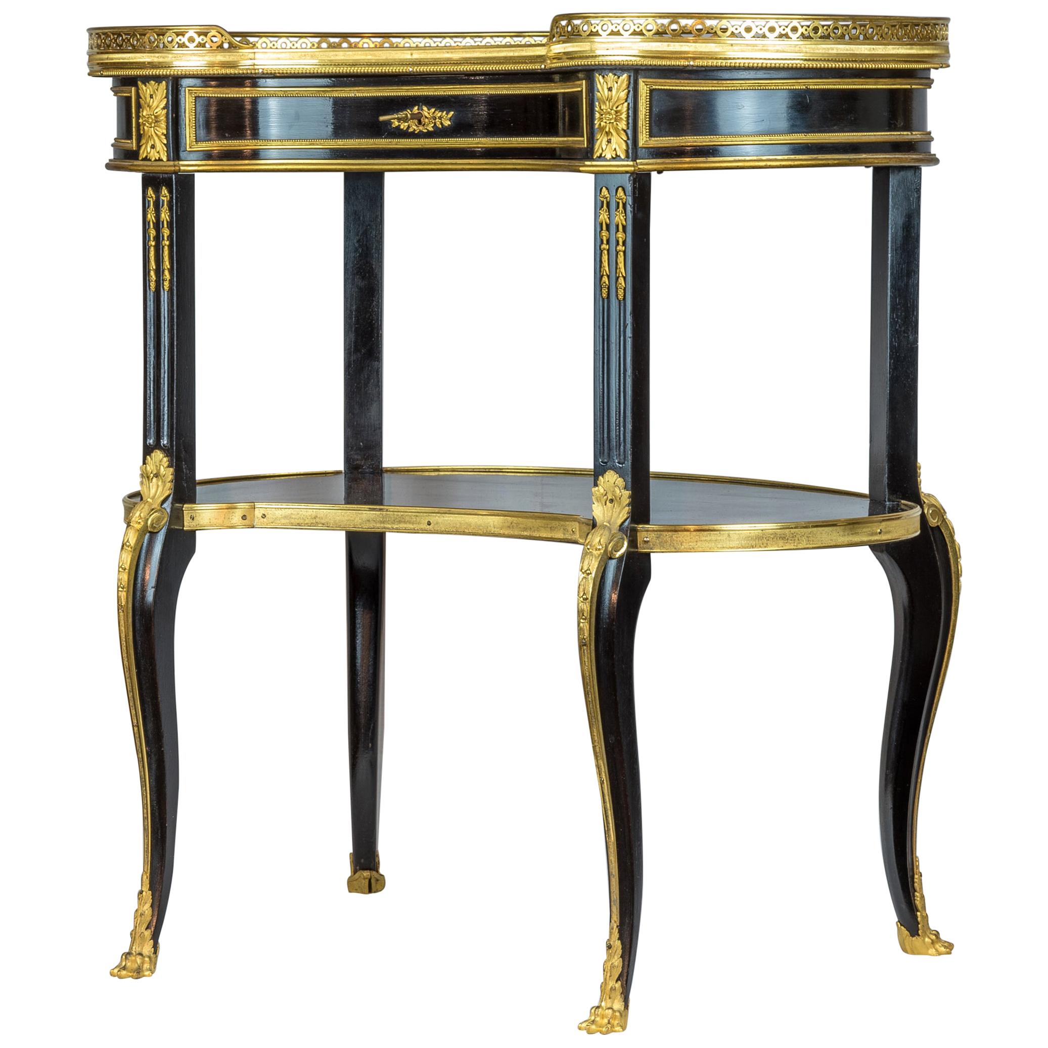 Schreibtisch im Louis-XVI-Stil aus vergoldeter Bronze mit ebonisierter Fassung im Angebot