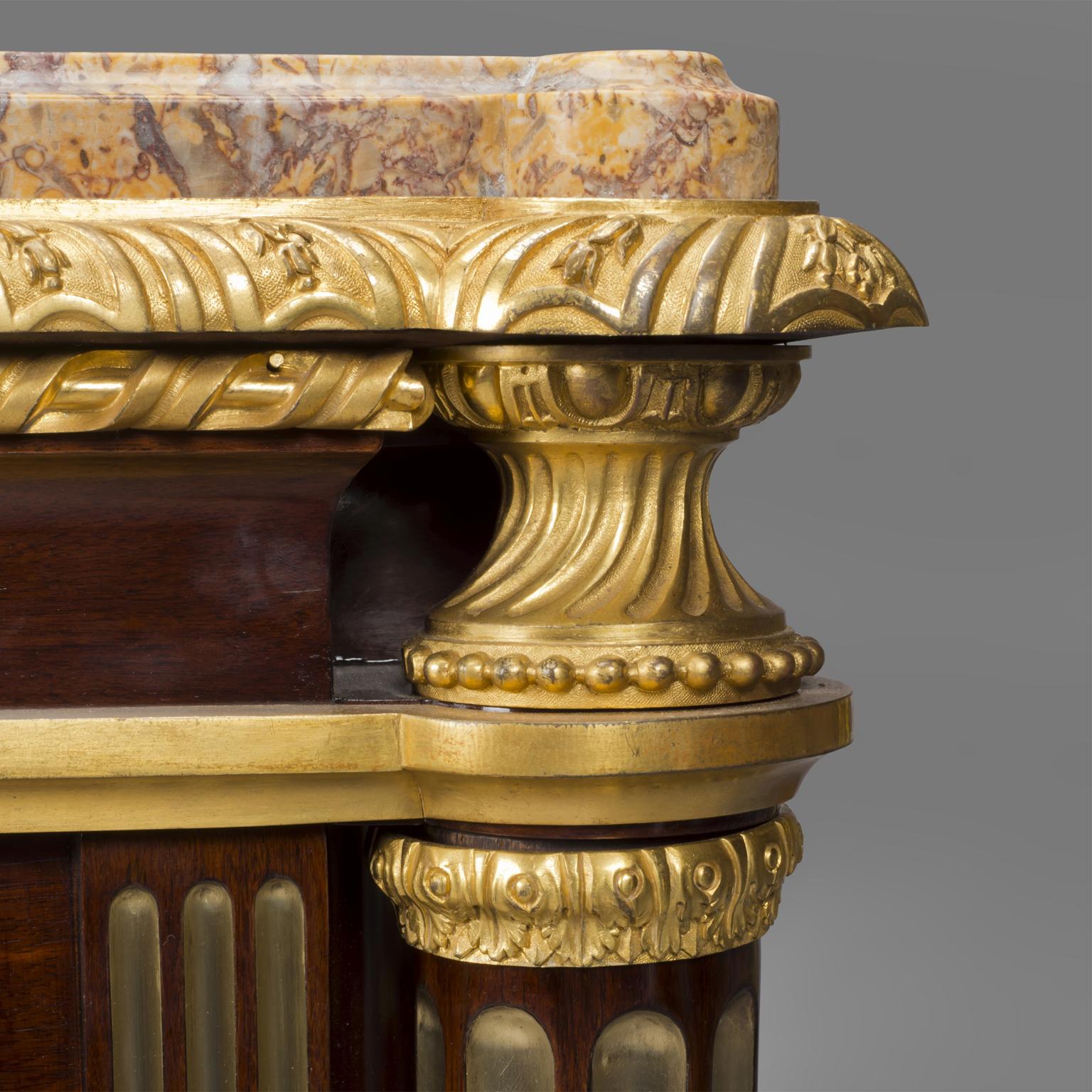 Français  Commode à Vantaux de style Louis XVI en acajou et laque, montée sur doré-bronze en vente
