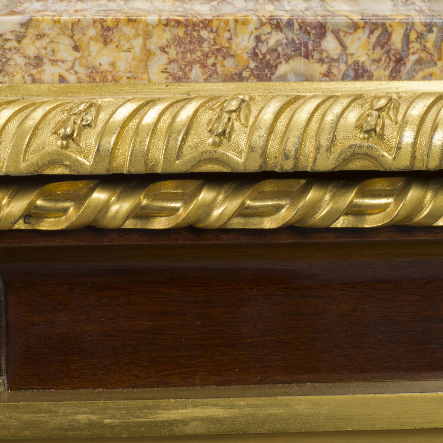  Commode à Vantaux de style Louis XVI en acajou et laque, montée sur doré-bronze Bon état - En vente à Brighton, West Sussex