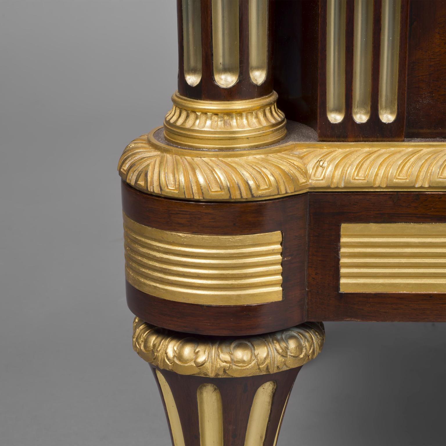 Bronze doré  Commode à Vantaux de style Louis XVI en acajou et laque, montée sur doré-bronze en vente