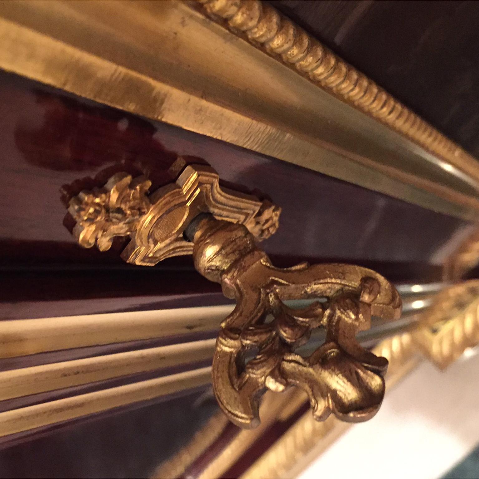  Commode à Vantaux de style Louis XVI en acajou et laque, montée sur doré-bronze en vente 2