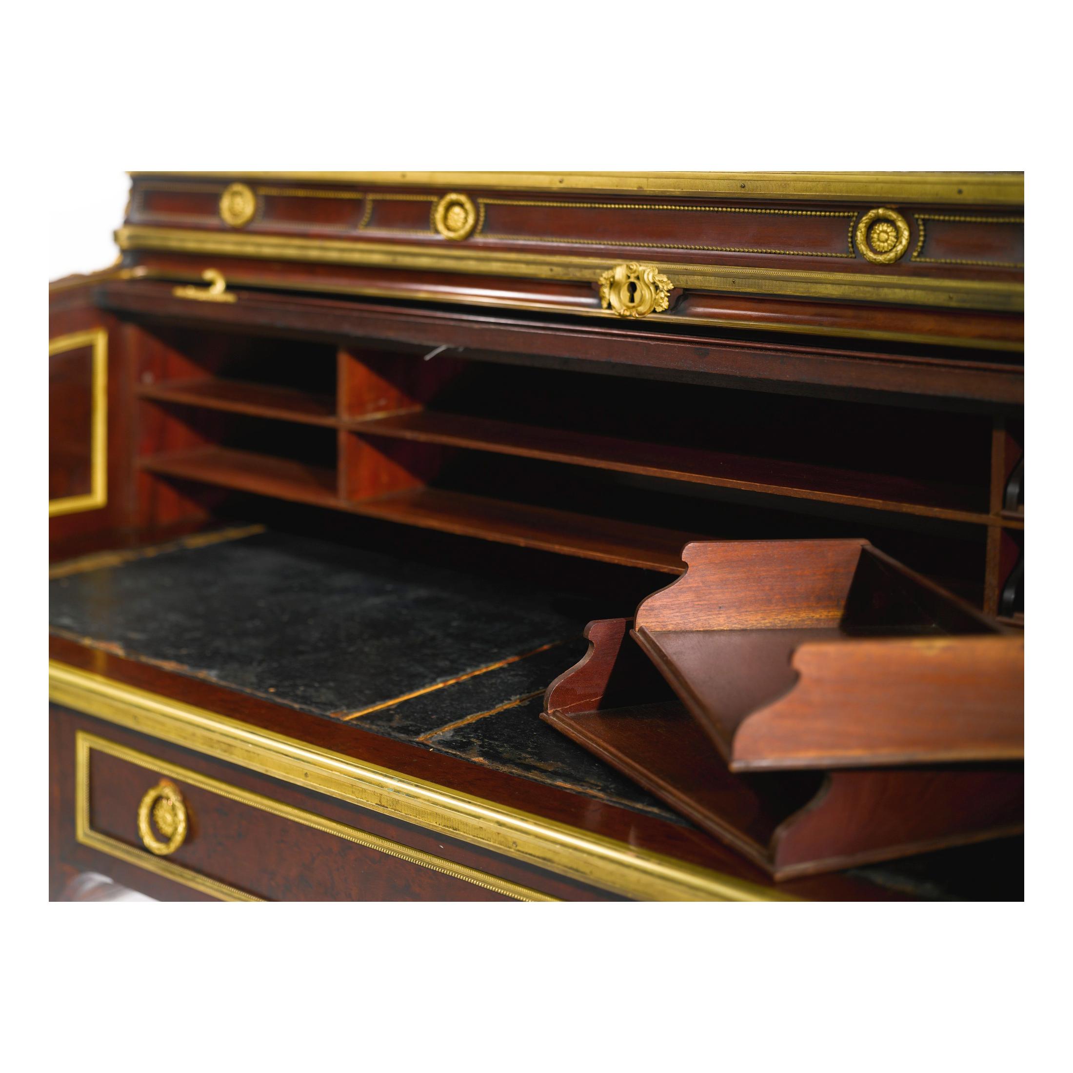 Doré Bureau à cylindre en acajou de style Louis XVI monté en bronze doré:: de François Linke en vente