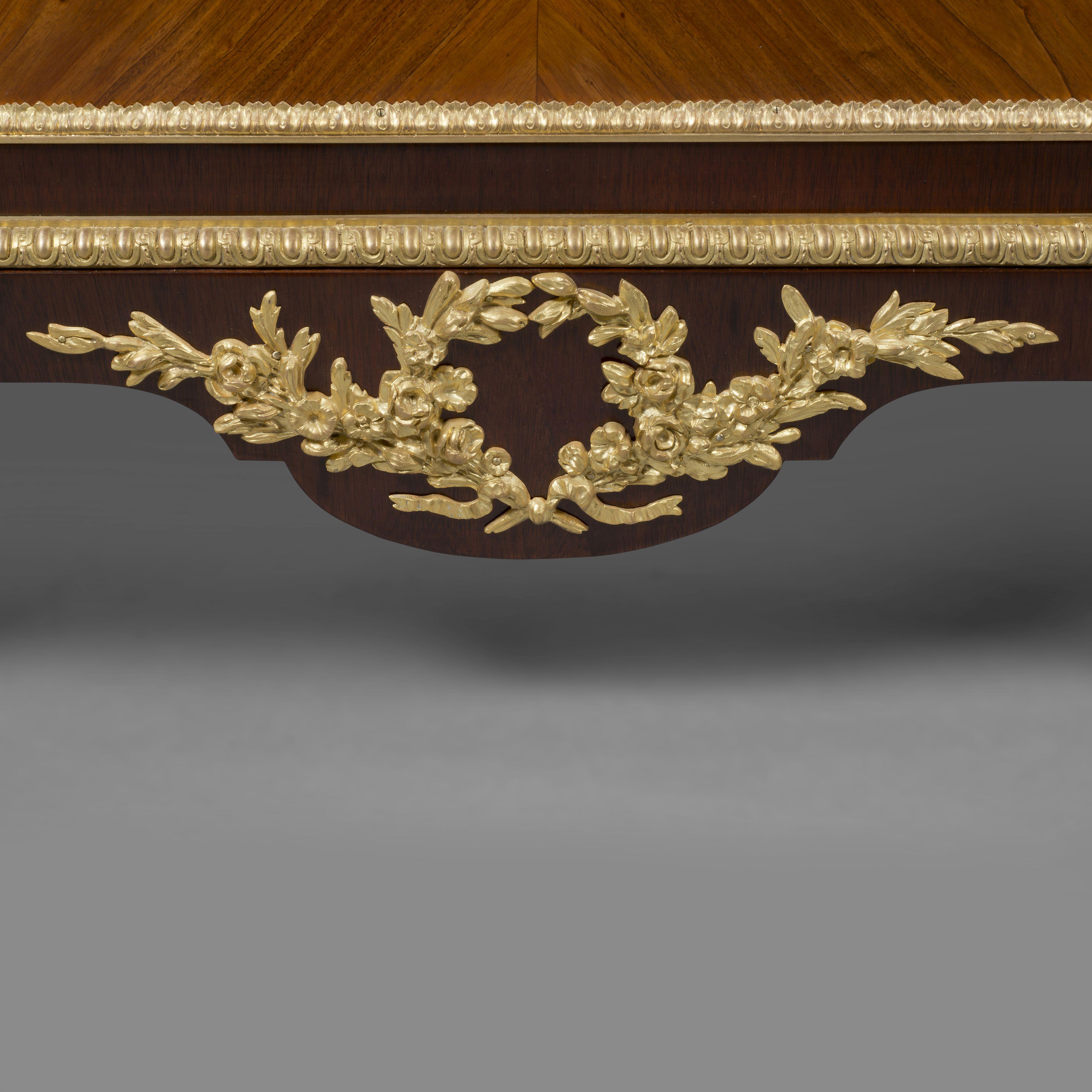 Louis XVI Stil Vergoldete Bronzeschränke aus Mahagoni im Angebot 3