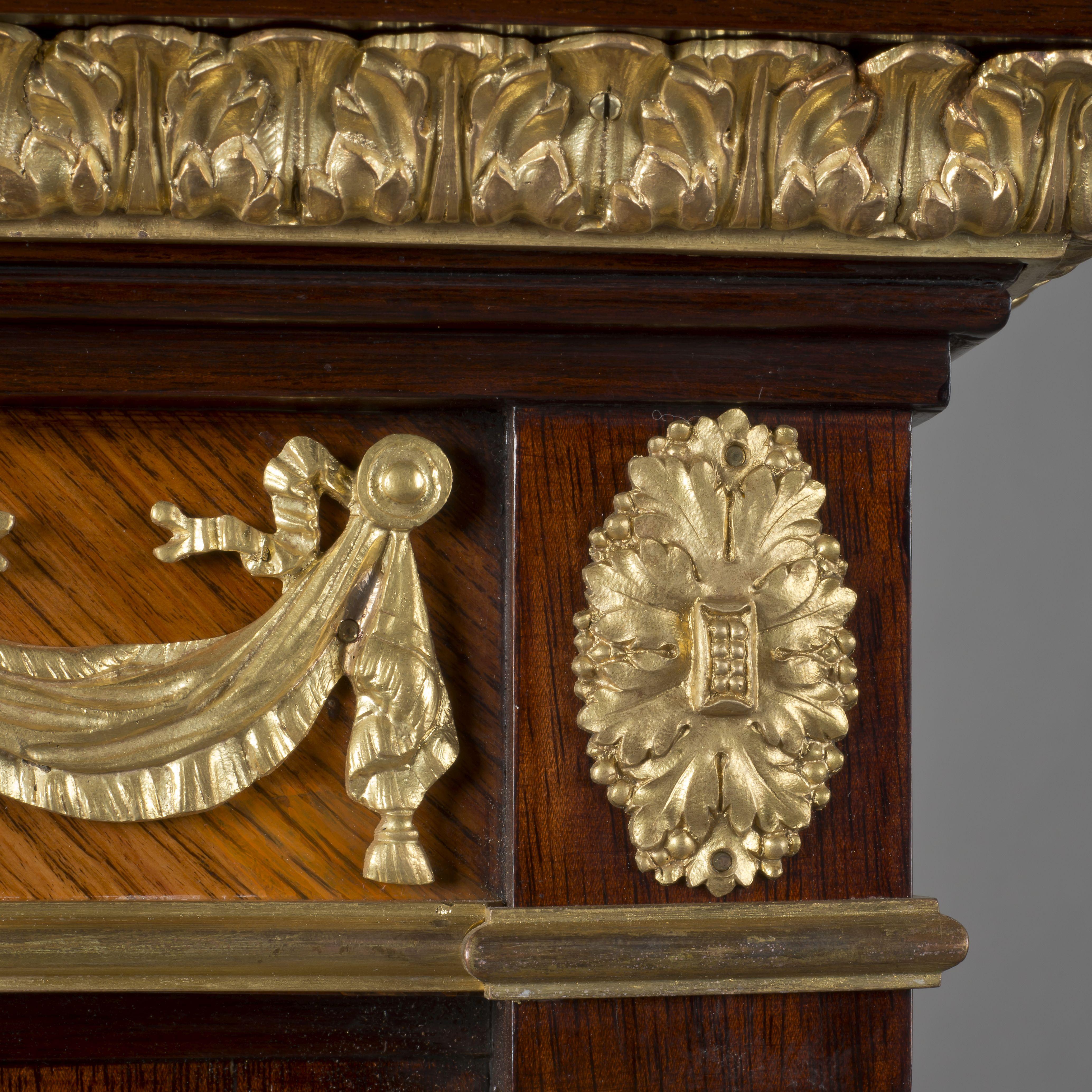 Louis XVI Stil Vergoldete Bronzeschränke aus Mahagoni im Angebot 2