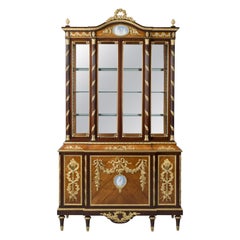 Vitrina de caoba montada en bronce dorado estilo Luis XVI