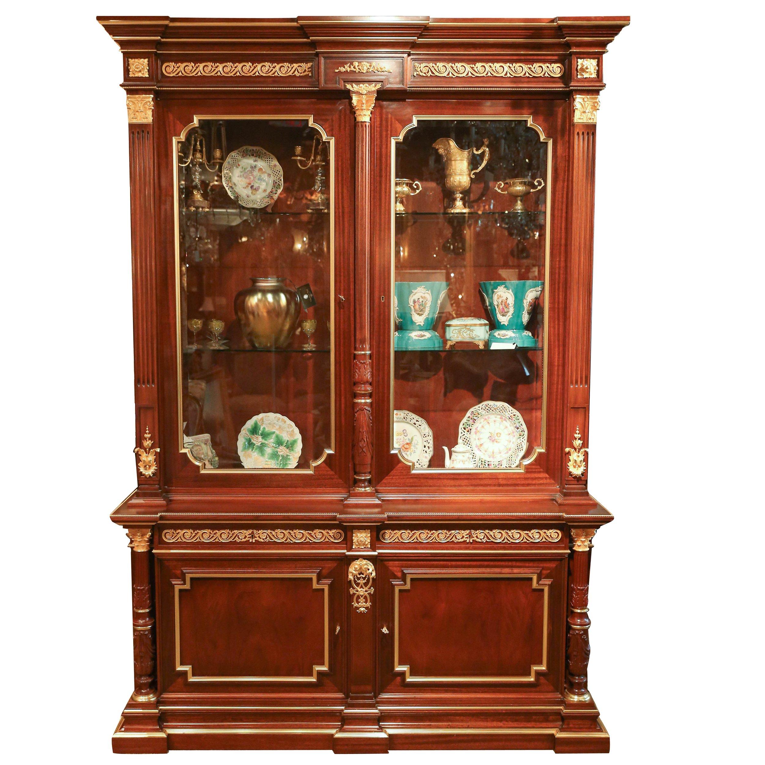 Grand modèle d'acajou monté sur bronze doré  Chinois /exposition  Armoire de style Louis XVI