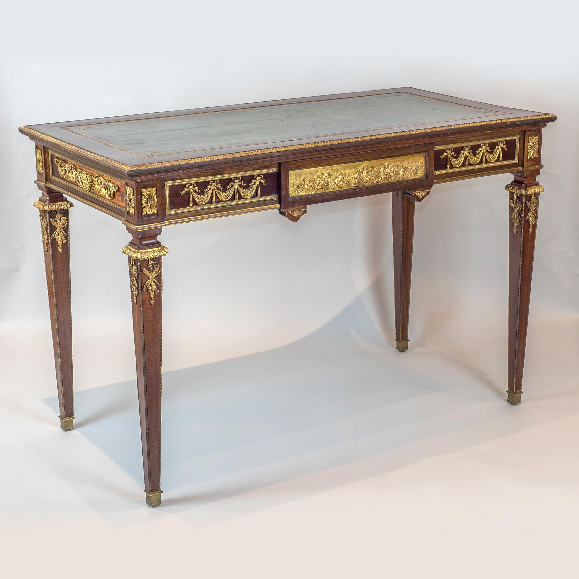 Beau bureau plat en acajou de style Louis XVI monté en bronze doré.

Origine : Français
Date : fin du 19ème siècle
Dimension : H 29 1/4 x L 44 x P 22 3/4.
