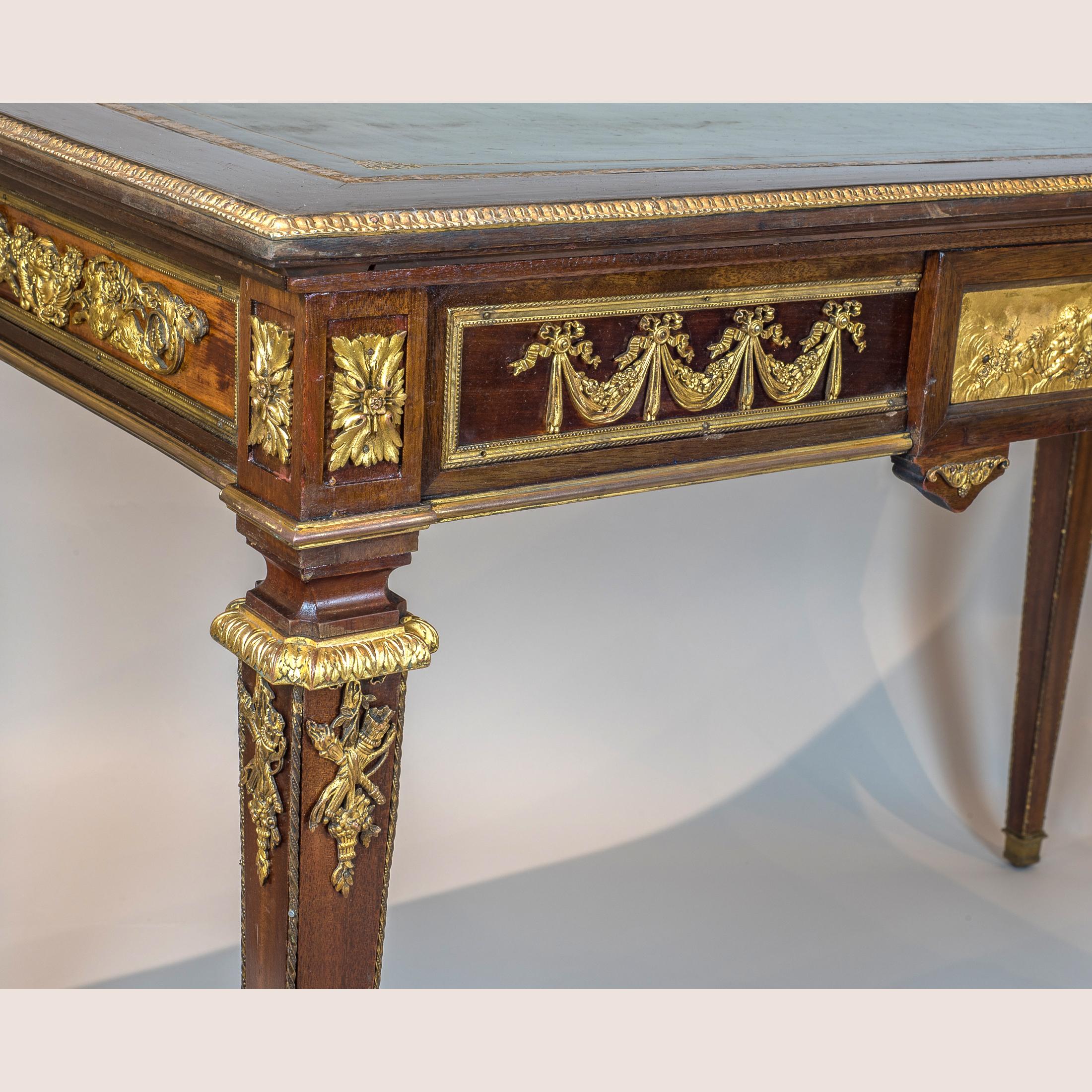 Vergoldeter Mahagoni-Schreibtisch im Louis XVI-Stil mit Bronzebeschlägen (Französisch) im Angebot