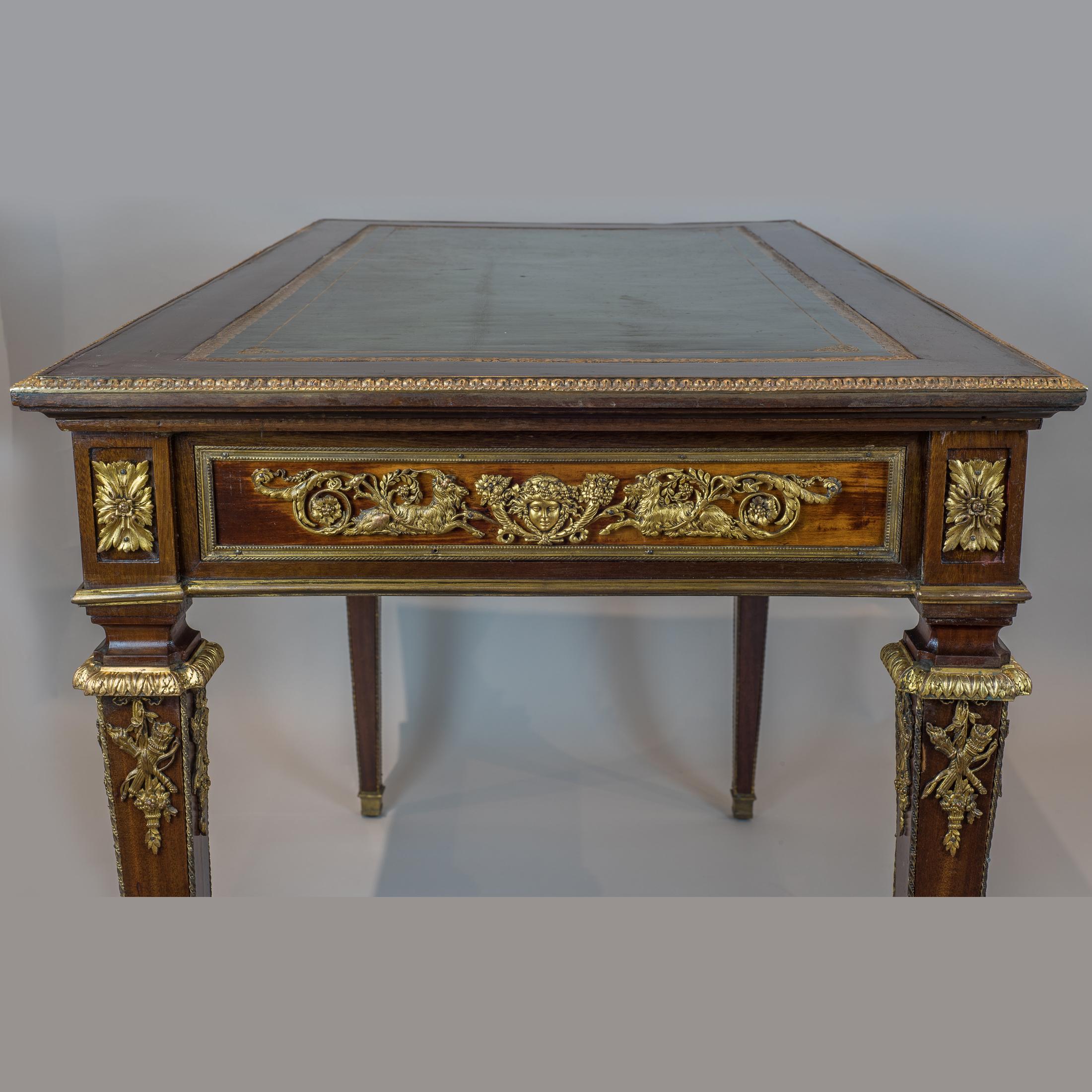 Doré Table à écrire de style Louis XVI en acajou monté en bronze doré en vente