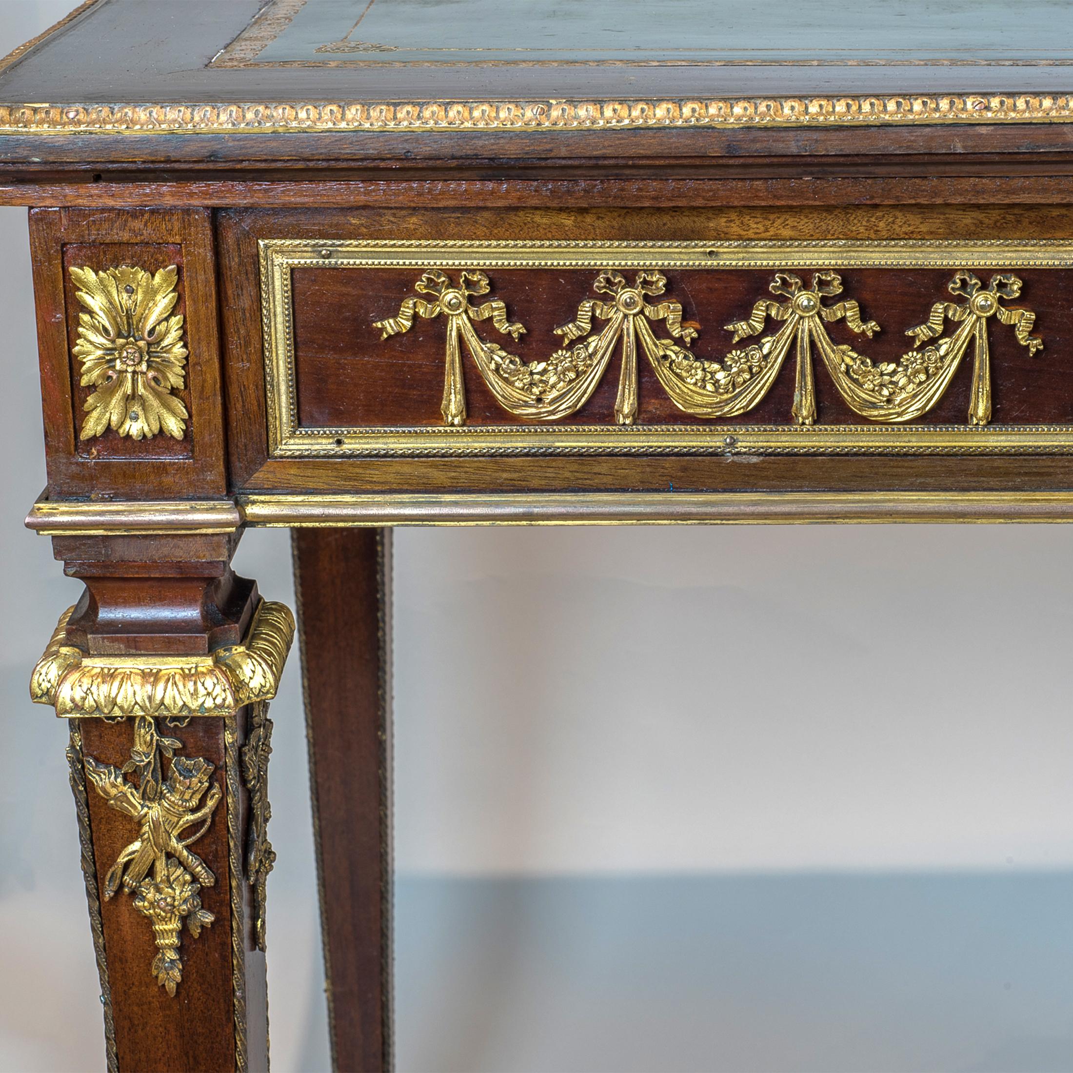 Vergoldeter Mahagoni-Schreibtisch im Louis XVI-Stil mit Bronzebeschlägen (19. Jahrhundert) im Angebot